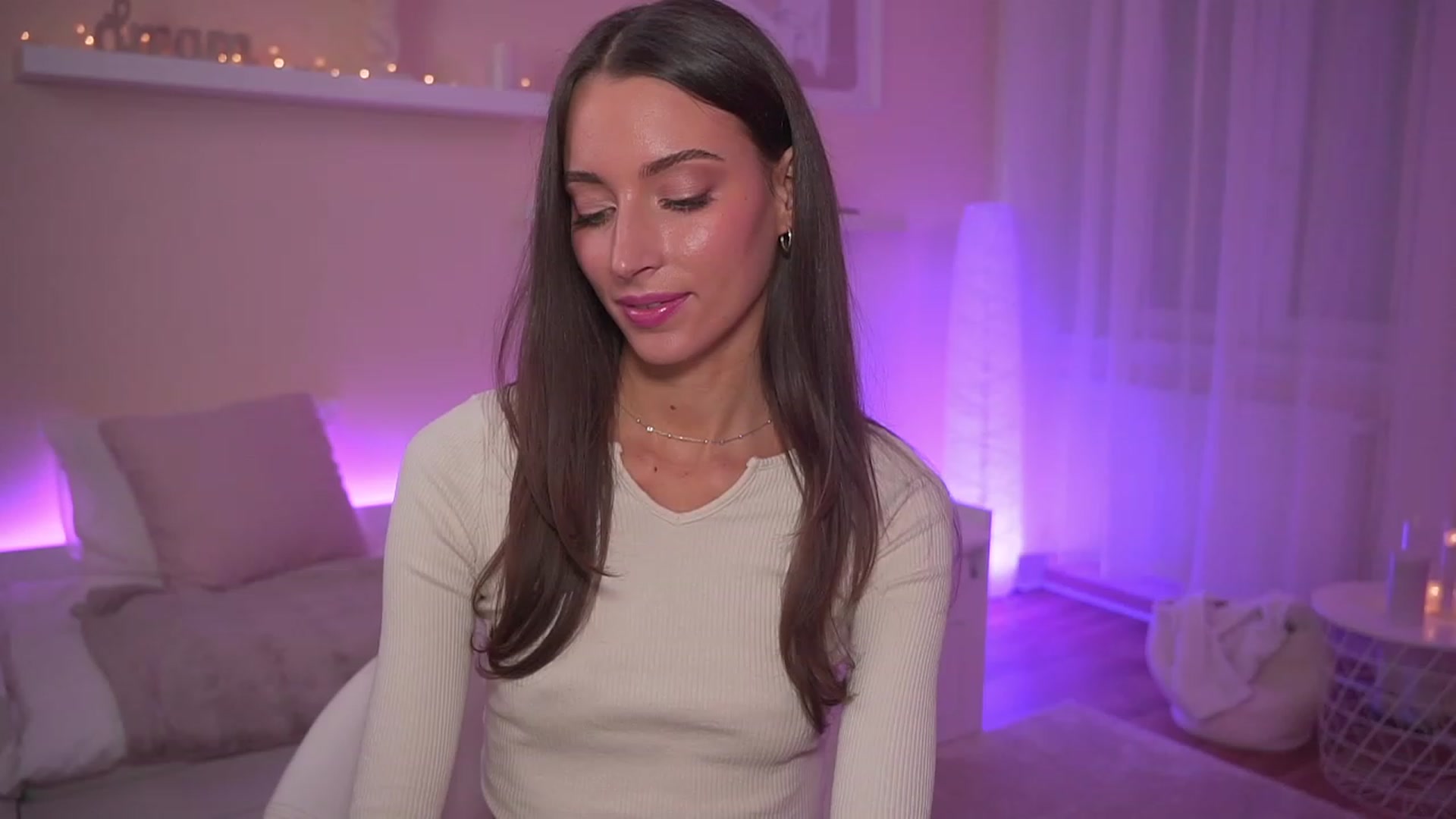 Gallery image thumbnail from Emily_grey69's myfreecams stream on, 11/29/2023, 18:12 image 7 of 20