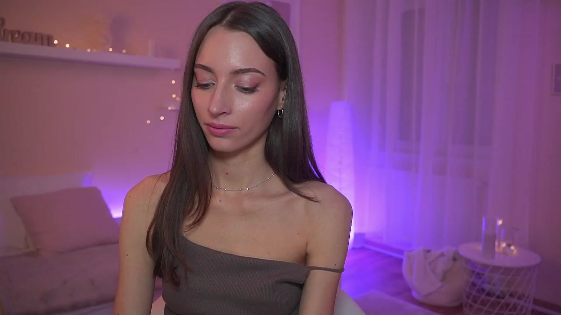 Gallery image thumbnail from Emily_grey69's myfreecams stream on, 12/04/2023, 17:54 image 13 of 20
