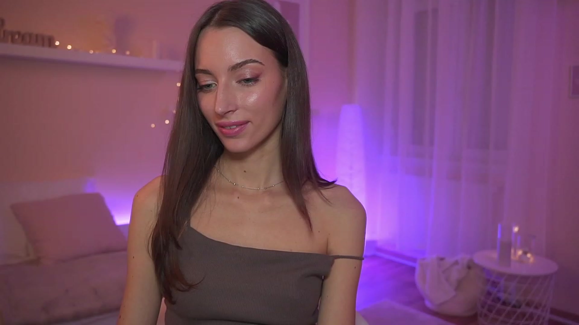 Gallery image thumbnail from Emily_grey69's myfreecams stream on, 12/04/2023, 17:54 image 12 of 20