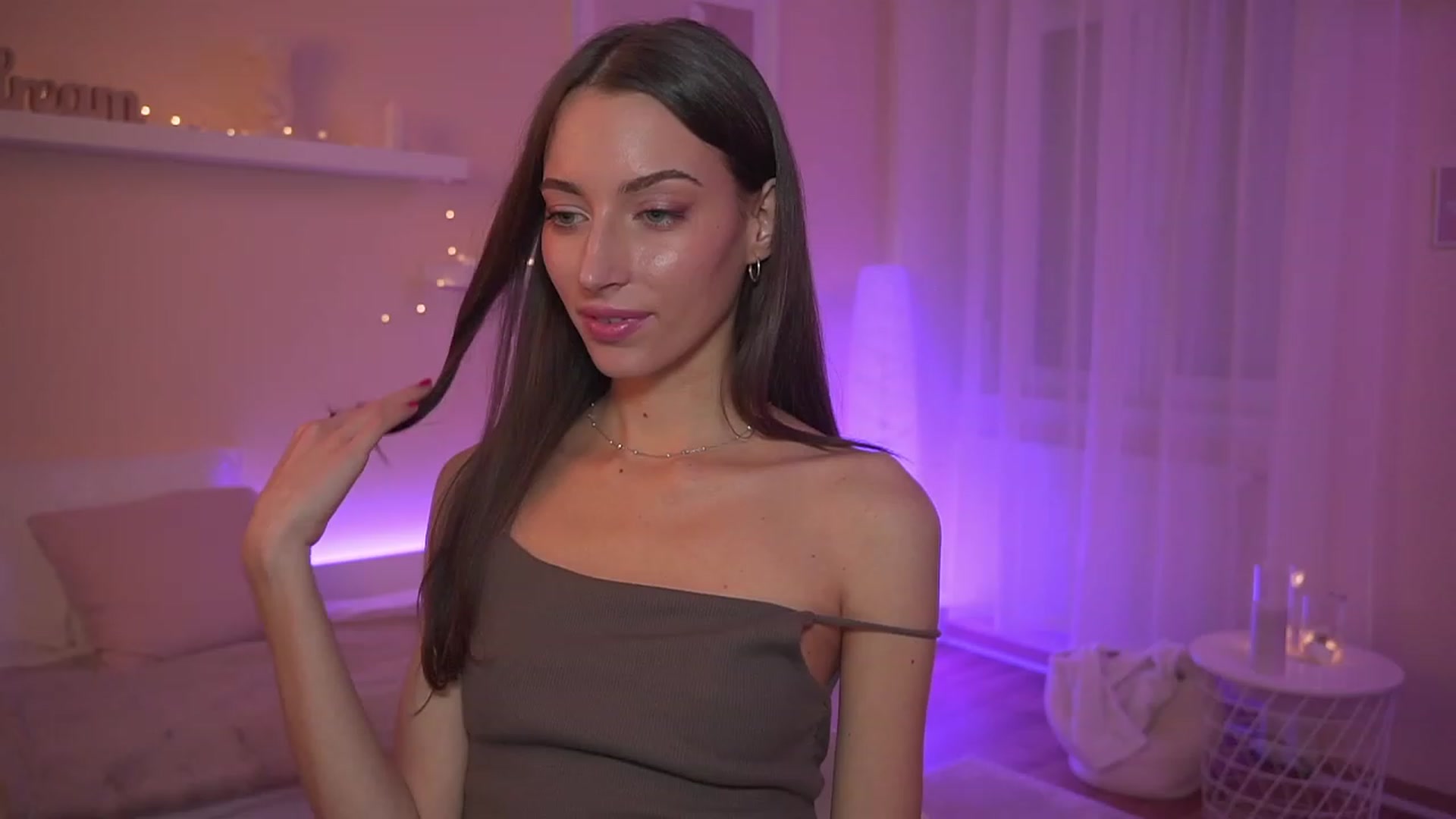 Gallery image thumbnail from Emily_grey69's myfreecams stream on, 12/04/2023, 17:54 image 11 of 20