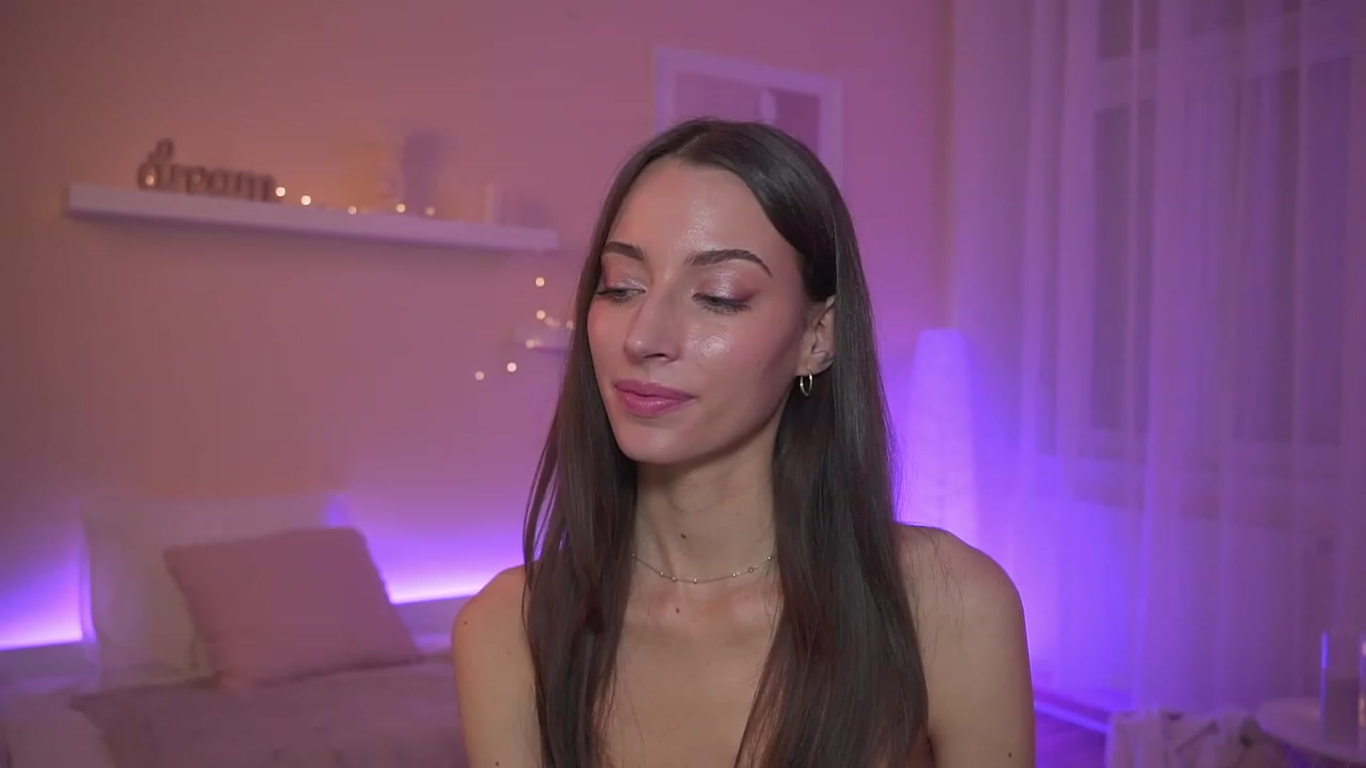 Gallery image thumbnail from Emily_grey69's myfreecams stream on, 12/04/2023, 19:09 image 1 of 20