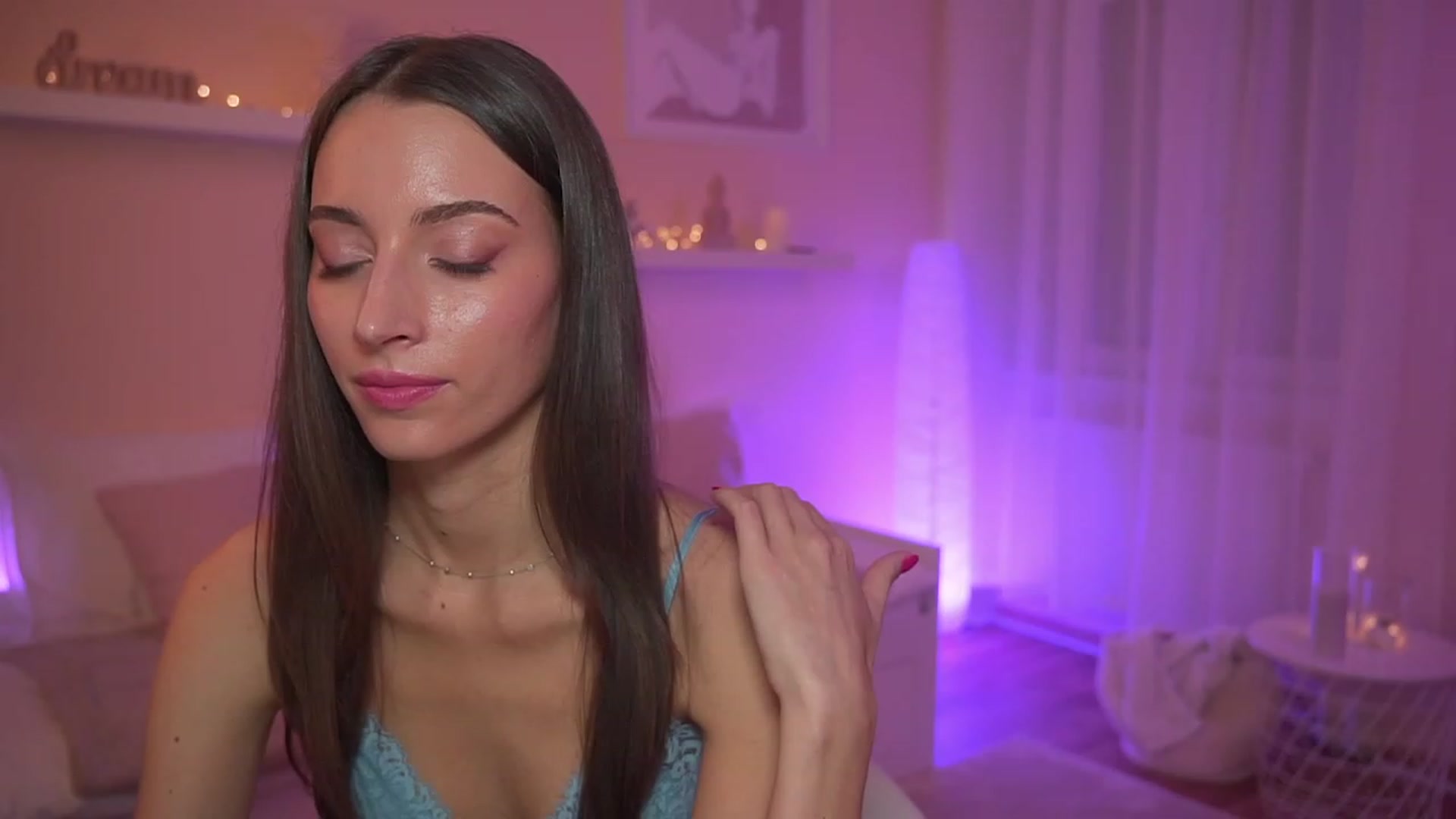 Gallery image thumbnail from Emily_grey69's myfreecams stream on, 12/04/2023, 21:28 image 17 of 20
