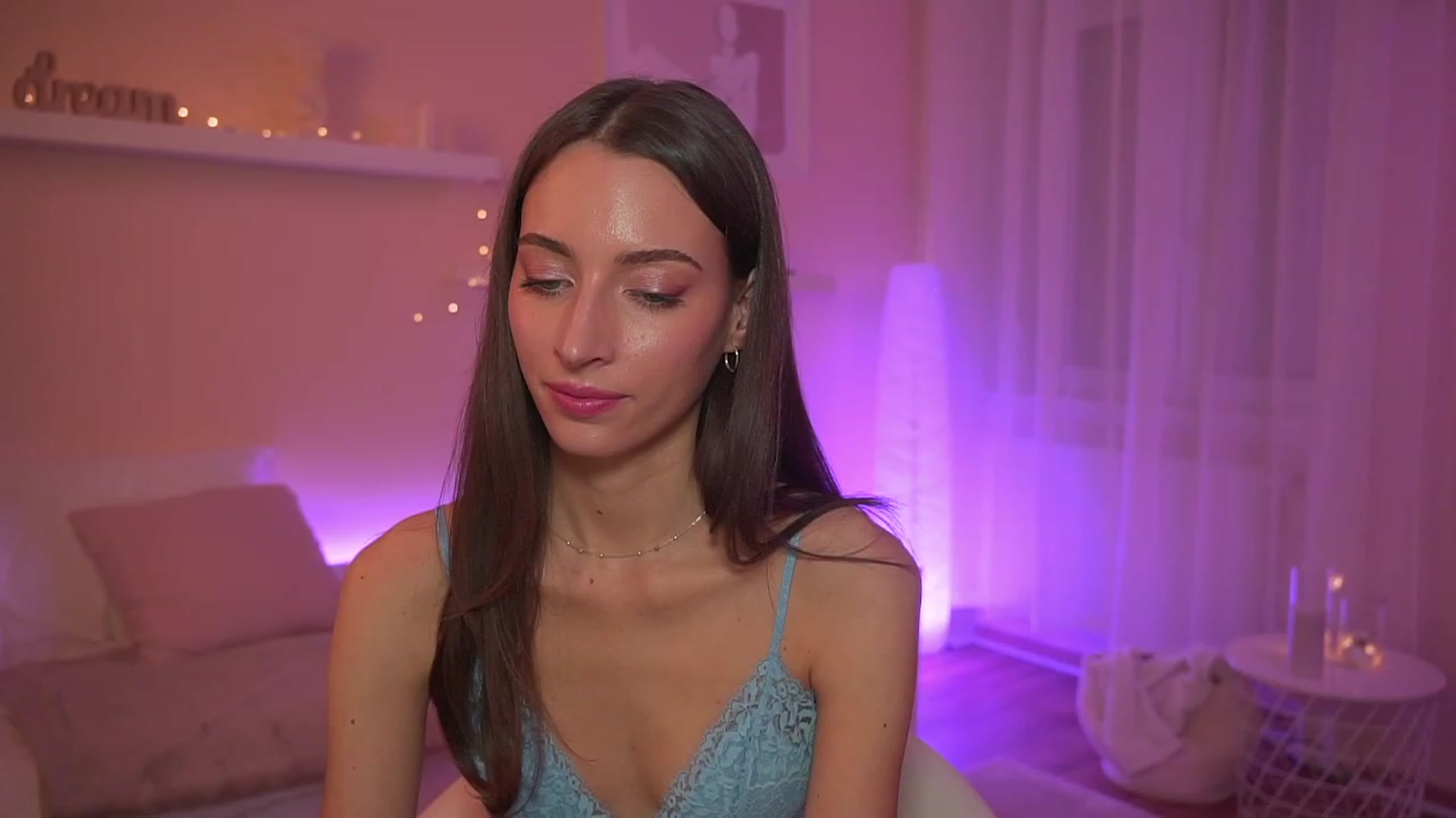 Gallery image thumbnail from Emily_grey69's myfreecams stream on, 12/04/2023, 21:28 image 11 of 20