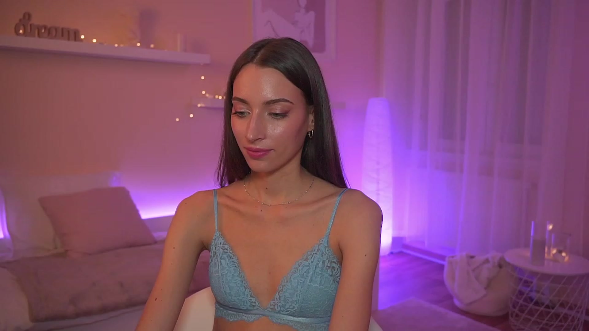 Gallery image thumbnail from Emily_grey69's myfreecams stream on, 12/04/2023, 21:28 image 16 of 20