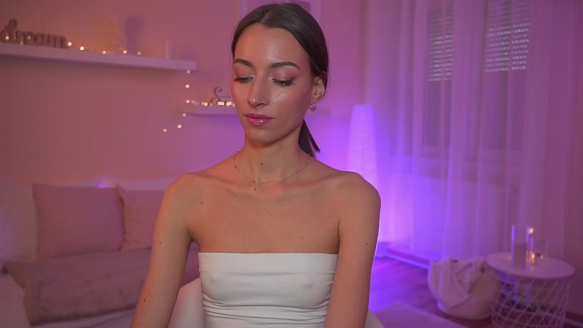 Gallery image thumbnail from Emily_grey69's myfreecams stream on, 12/05/2023, 11:36 image 13 of 20