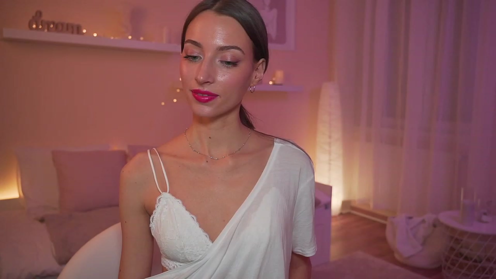 Gallery image thumbnail from Emily_grey69's myfreecams stream on, 12/05/2023, 17:43 image 15 of 20
