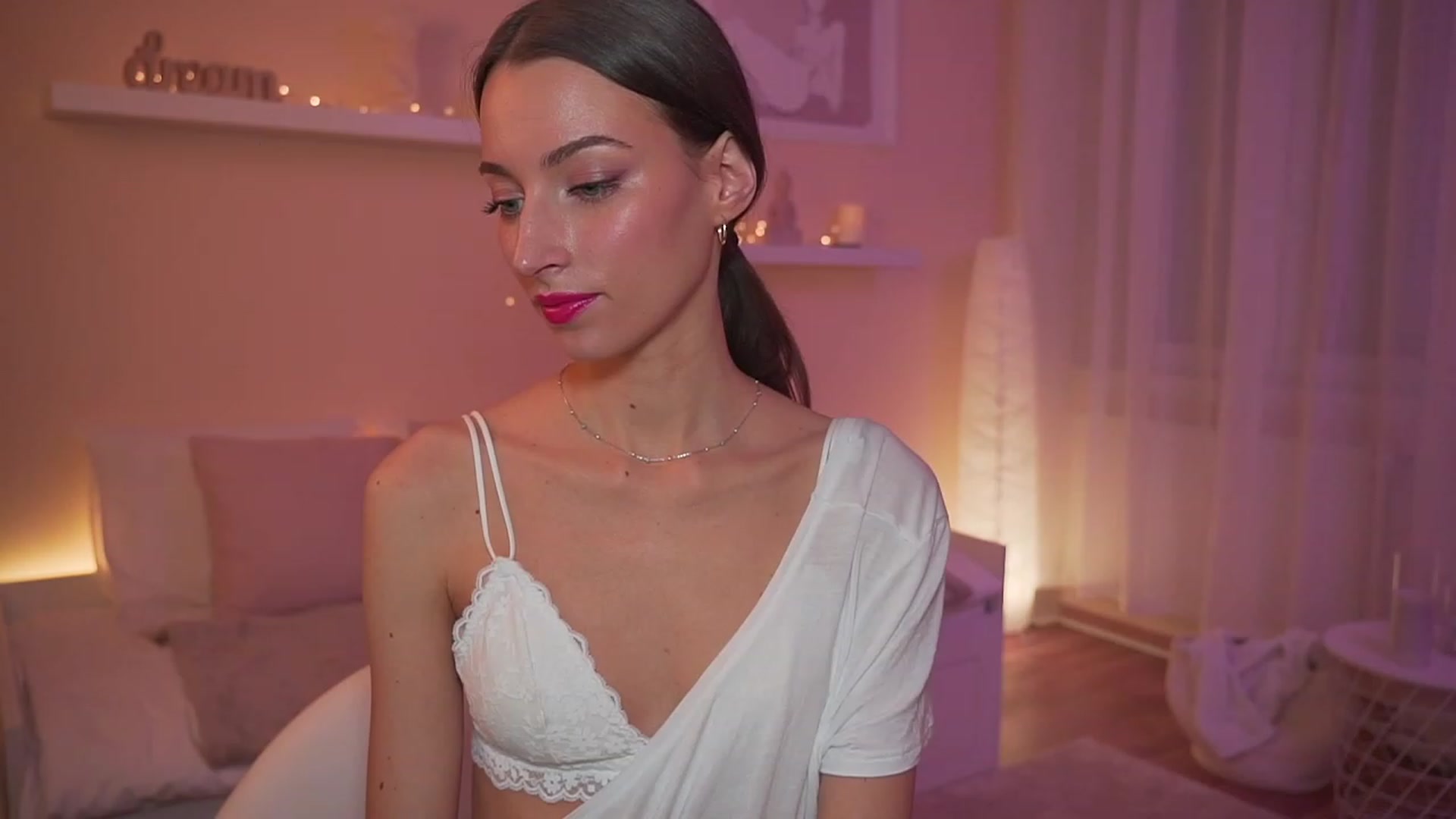 Gallery image thumbnail from Emily_grey69's myfreecams stream on, 12/05/2023, 17:43 image 17 of 20