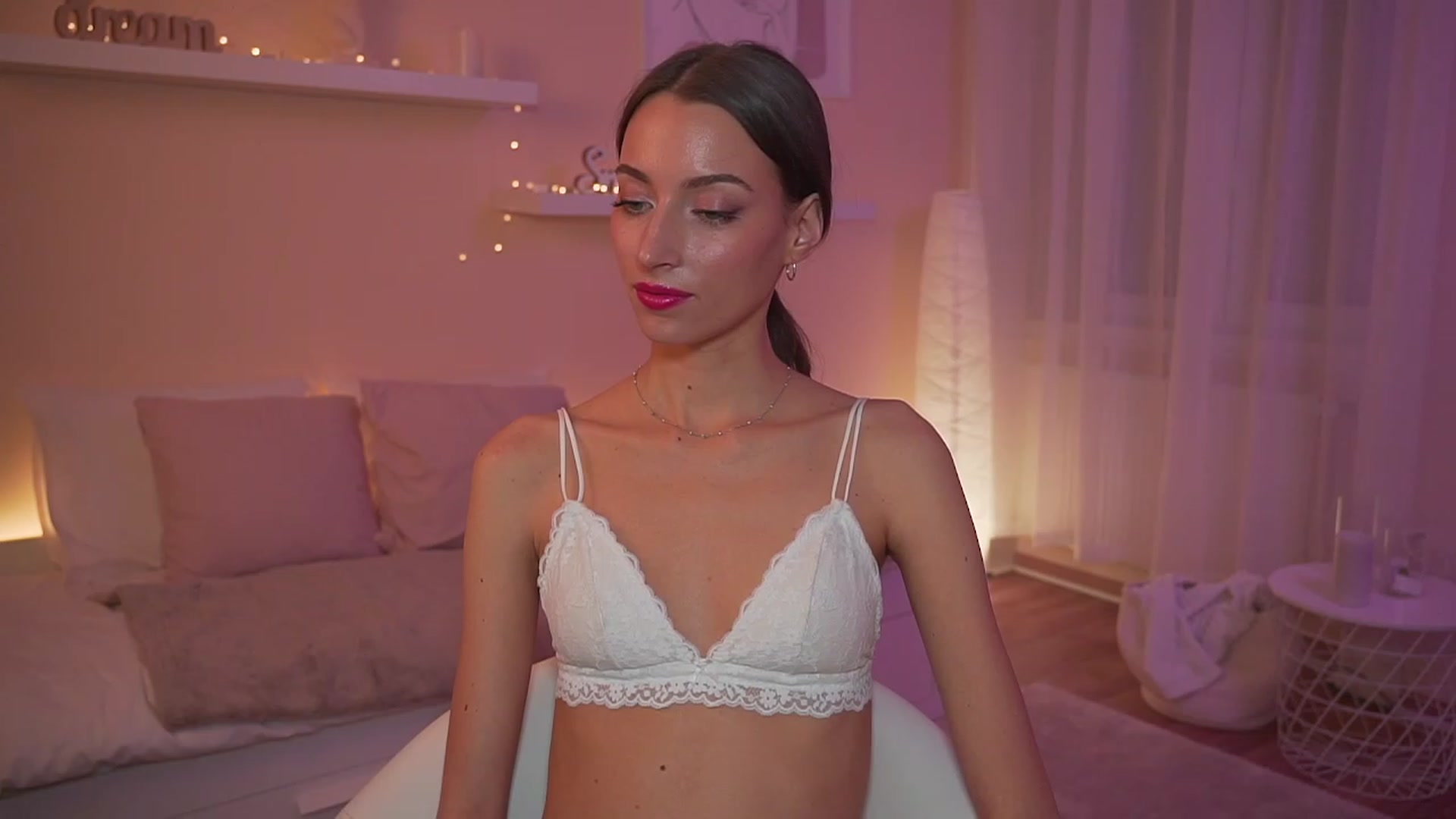 Gallery image thumbnail from Emily_grey69's myfreecams stream on, 12/05/2023, 19:09 image 16 of 20