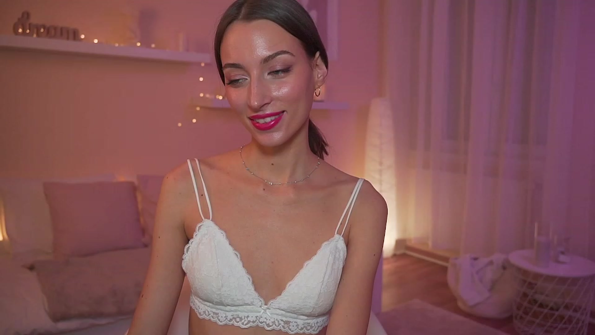 Gallery image thumbnail from Emily_grey69's myfreecams stream on, 12/05/2023, 19:09 image 6 of 20