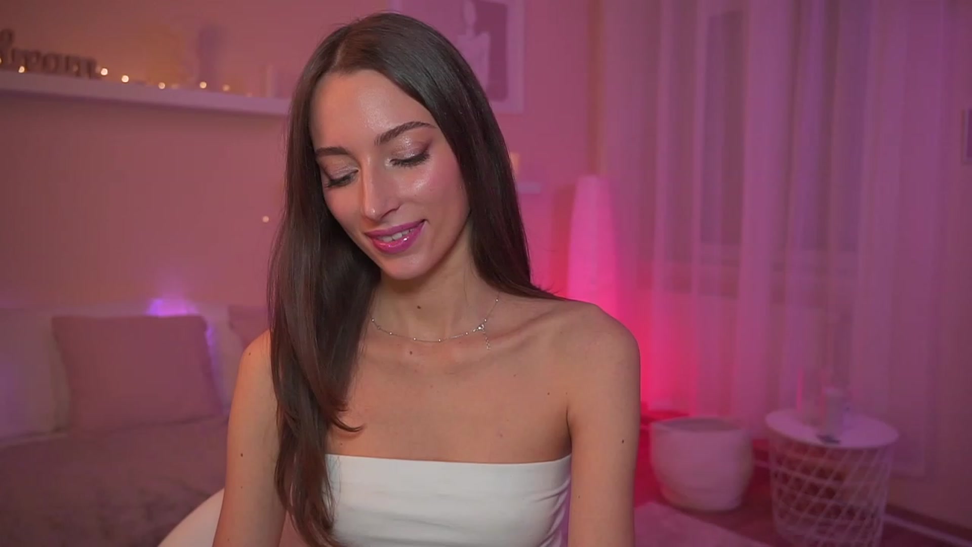 Gallery image thumbnail from Emily_grey69's myfreecams stream on, 12/07/2023, 17:54 image 19 of 20