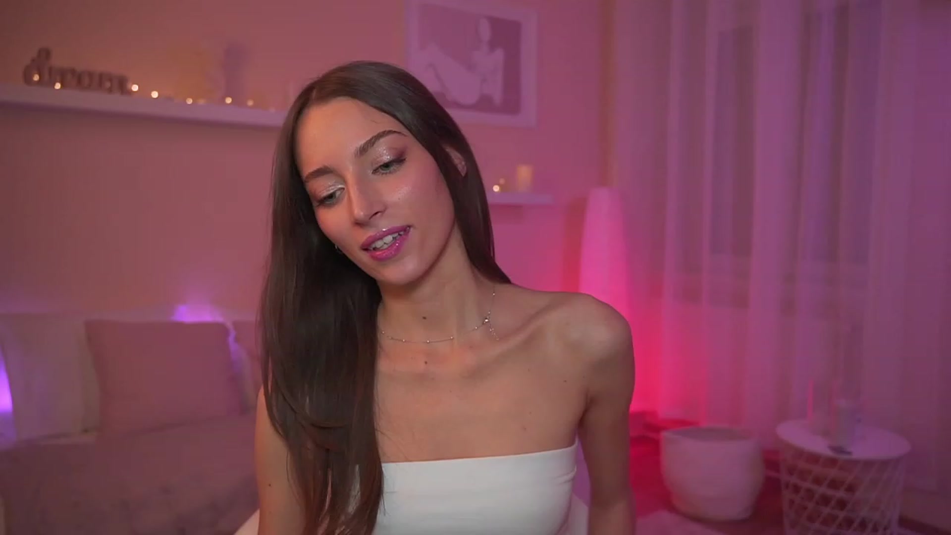 Gallery image thumbnail from Emily_grey69's myfreecams stream on, 12/07/2023, 17:54 image 11 of 20