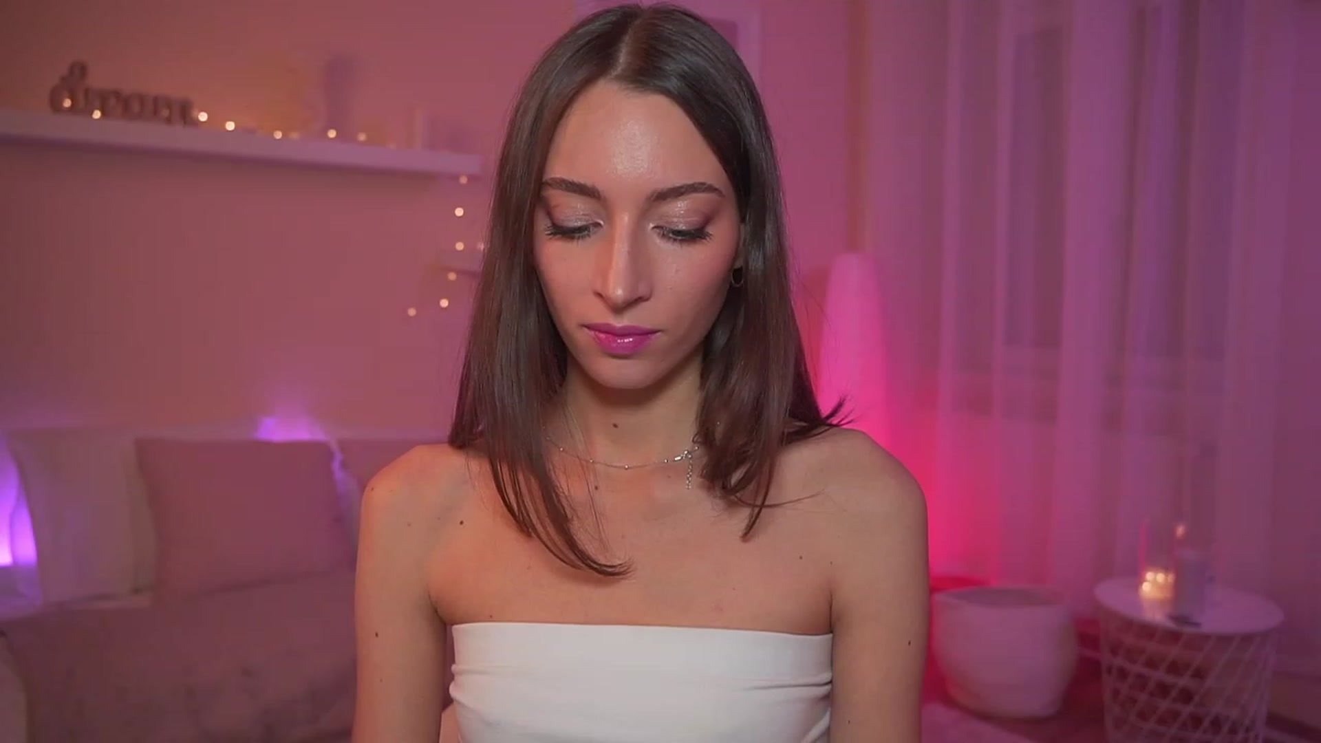 Gallery image thumbnail from Emily_grey69's myfreecams stream on, 12/07/2023, 17:54 image 1 of 20