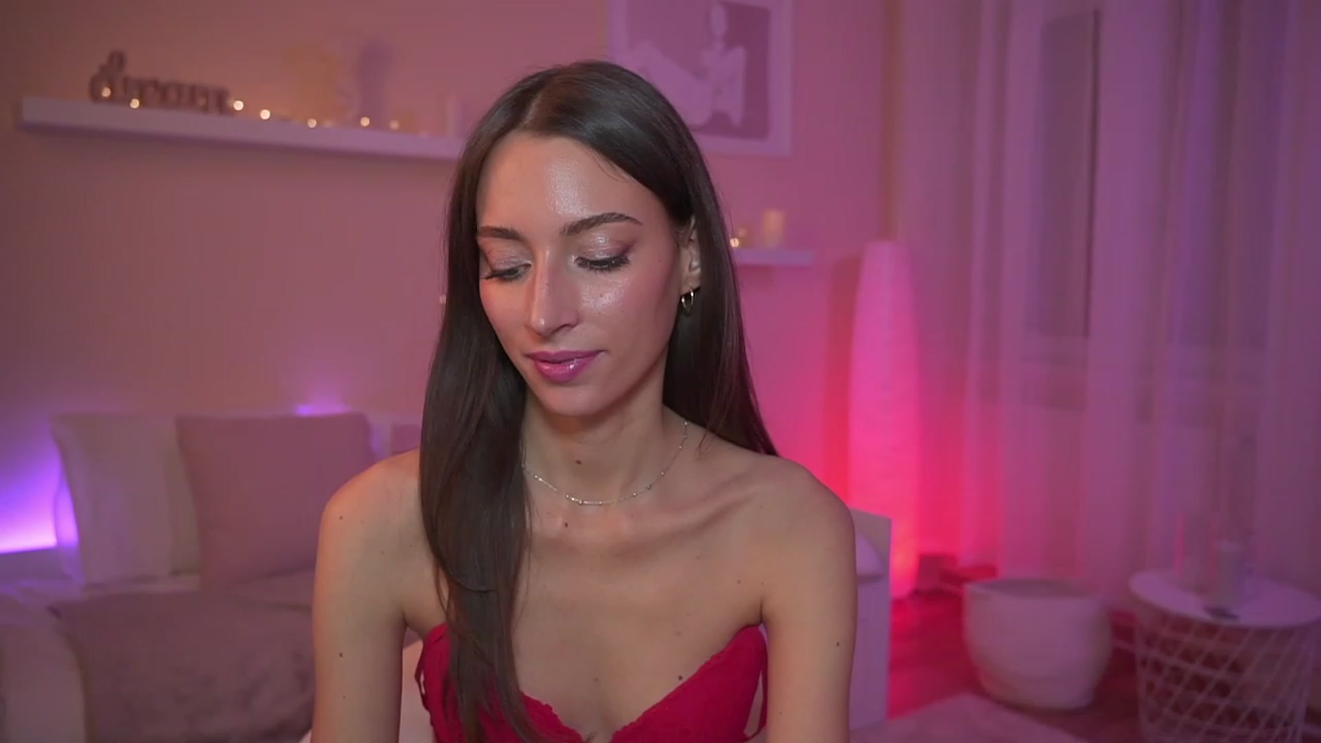 Gallery image thumbnail from Emily_grey69's myfreecams stream on, 12/07/2023, 20:49 image 19 of 20
