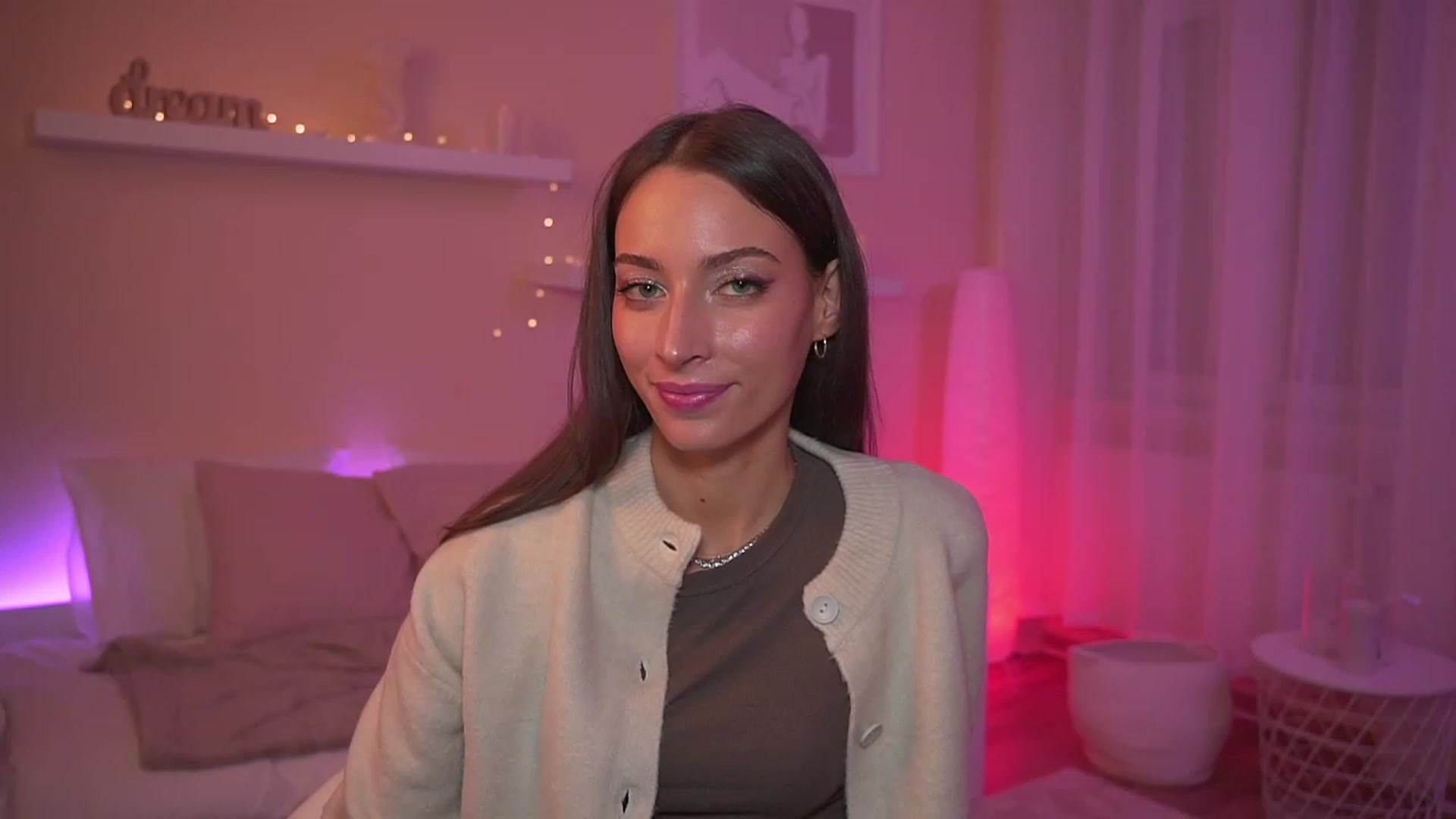 Gallery image thumbnail from Emily_grey69's myfreecams stream on, 12/09/2023, 22:05 image 19 of 20