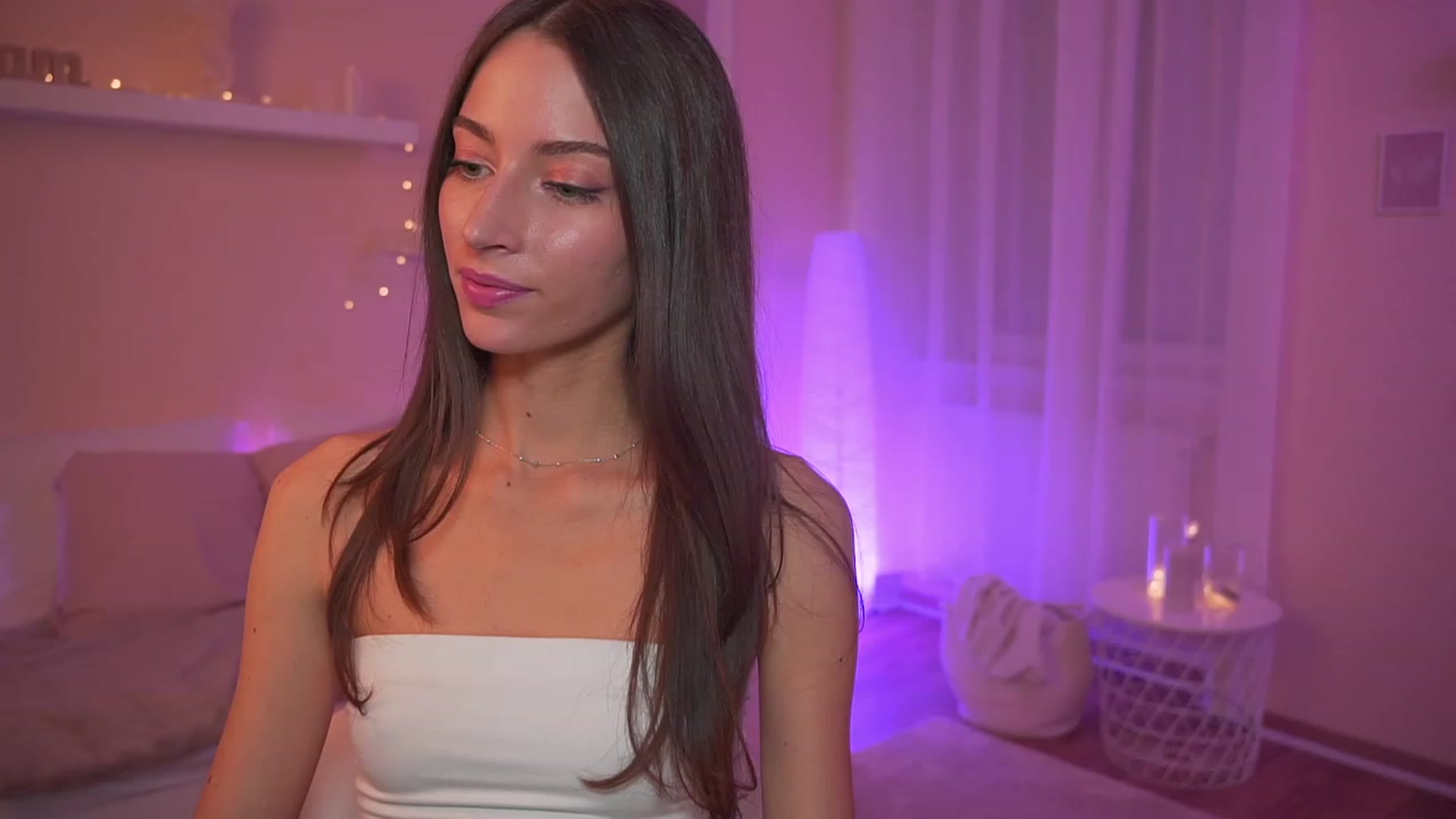 Gallery image thumbnail from Emily_grey69's myfreecams stream on, 12/17/2023, 18:25 image 5 of 20