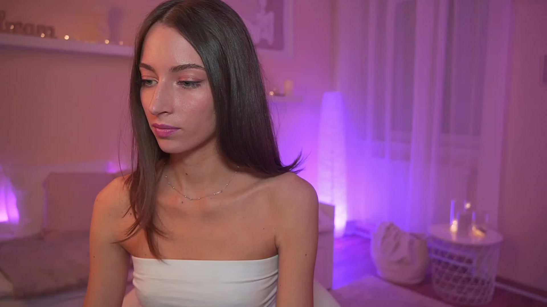 Gallery image thumbnail from Emily_grey69's myfreecams stream on, 12/17/2023, 18:25 image 1 of 20