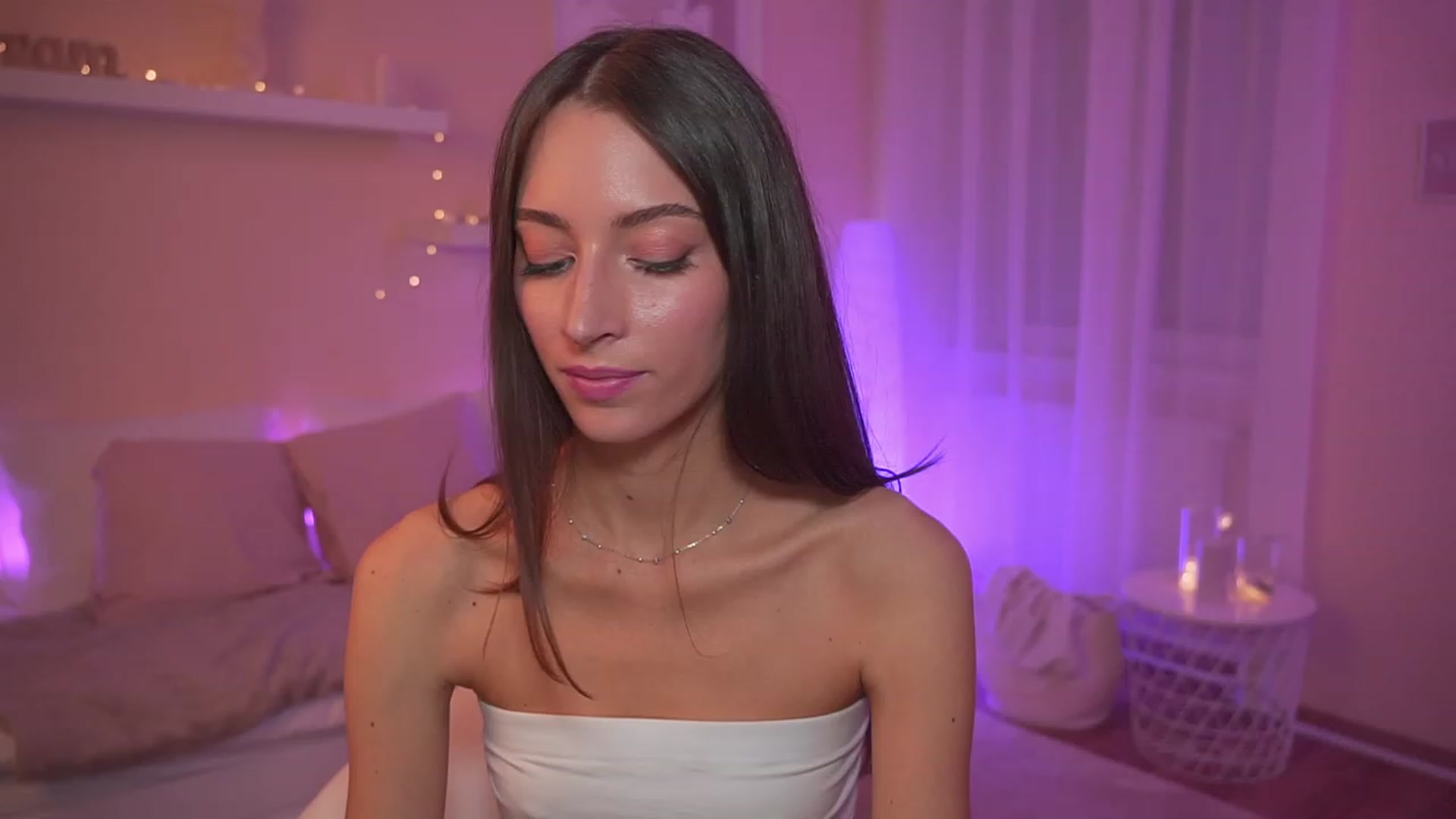 Gallery image thumbnail from Emily_grey69's myfreecams stream on, 12/17/2023, 18:25 image 16 of 20