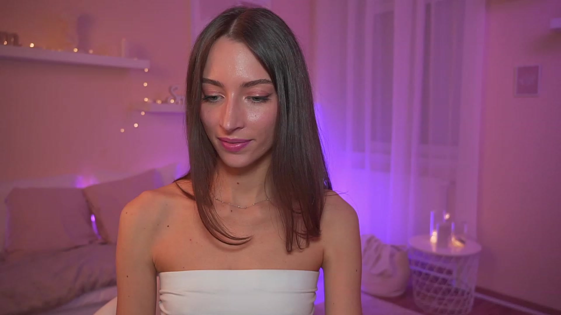 Gallery image thumbnail from Emily_grey69's myfreecams stream on, 12/17/2023, 18:25 image 14 of 20