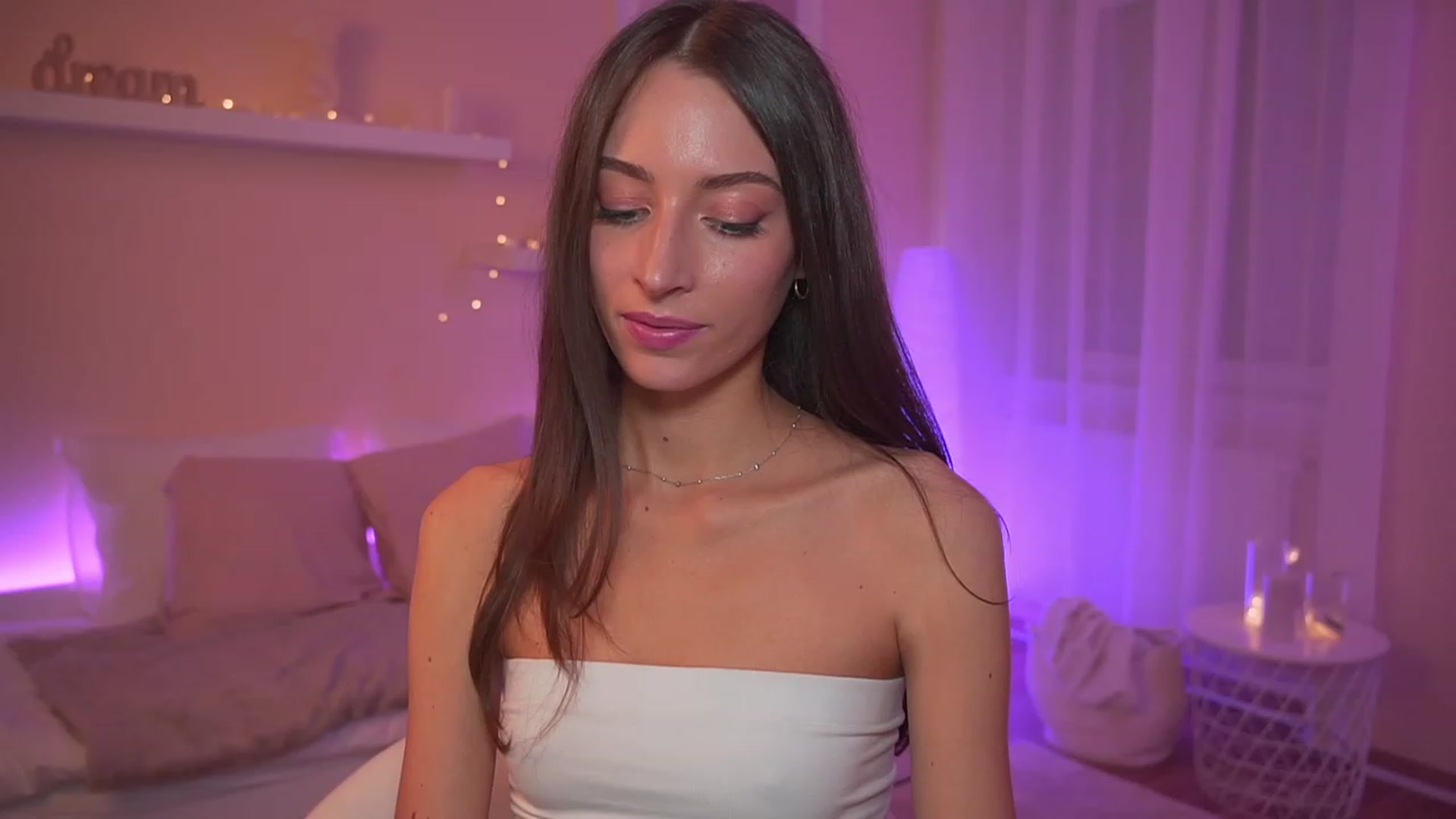 Gallery image thumbnail from Emily_grey69's myfreecams stream on, 12/17/2023, 18:25 image 6 of 20