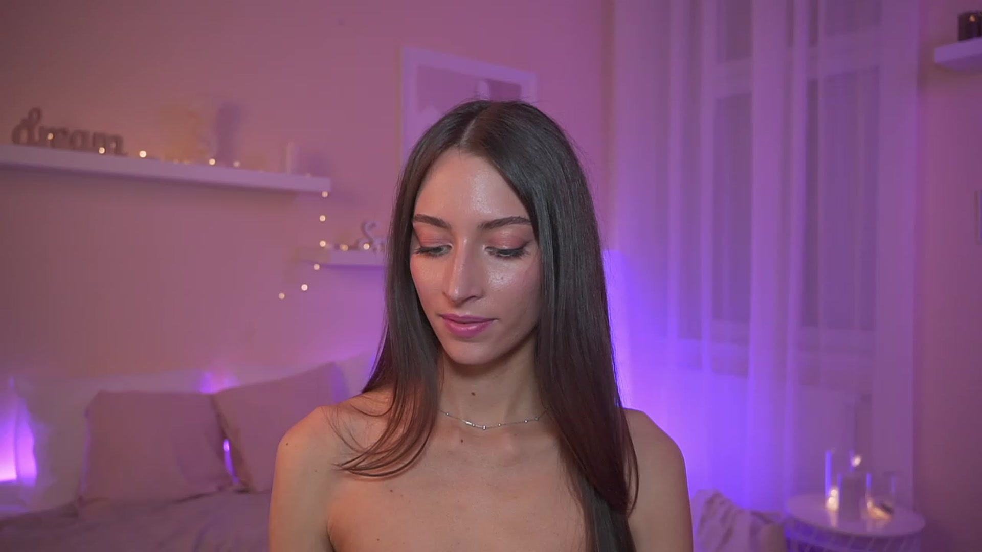 Gallery image thumbnail from Emily_grey69's myfreecams stream on, 12/17/2023, 19:13 image 14 of 20