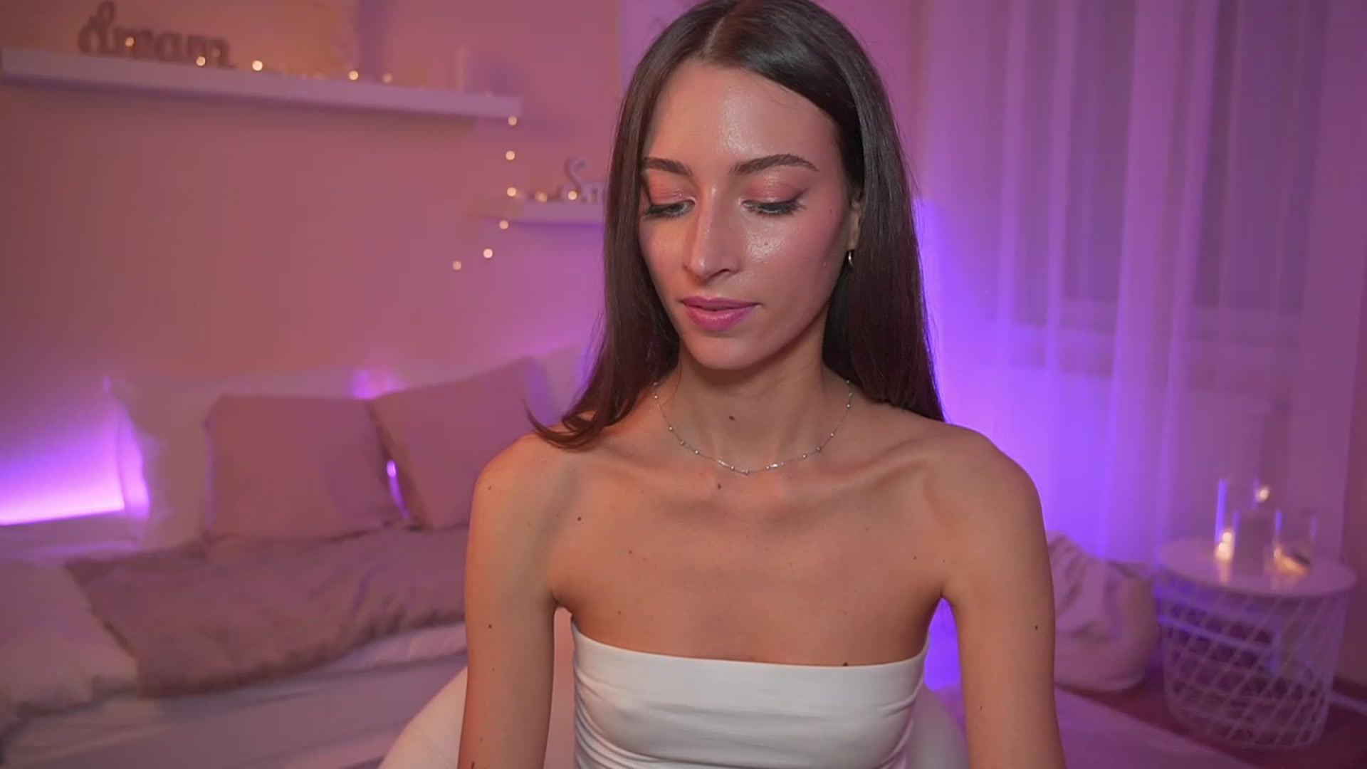 Gallery image thumbnail from Emily_grey69's myfreecams stream on, 12/17/2023, 19:13 image 5 of 20