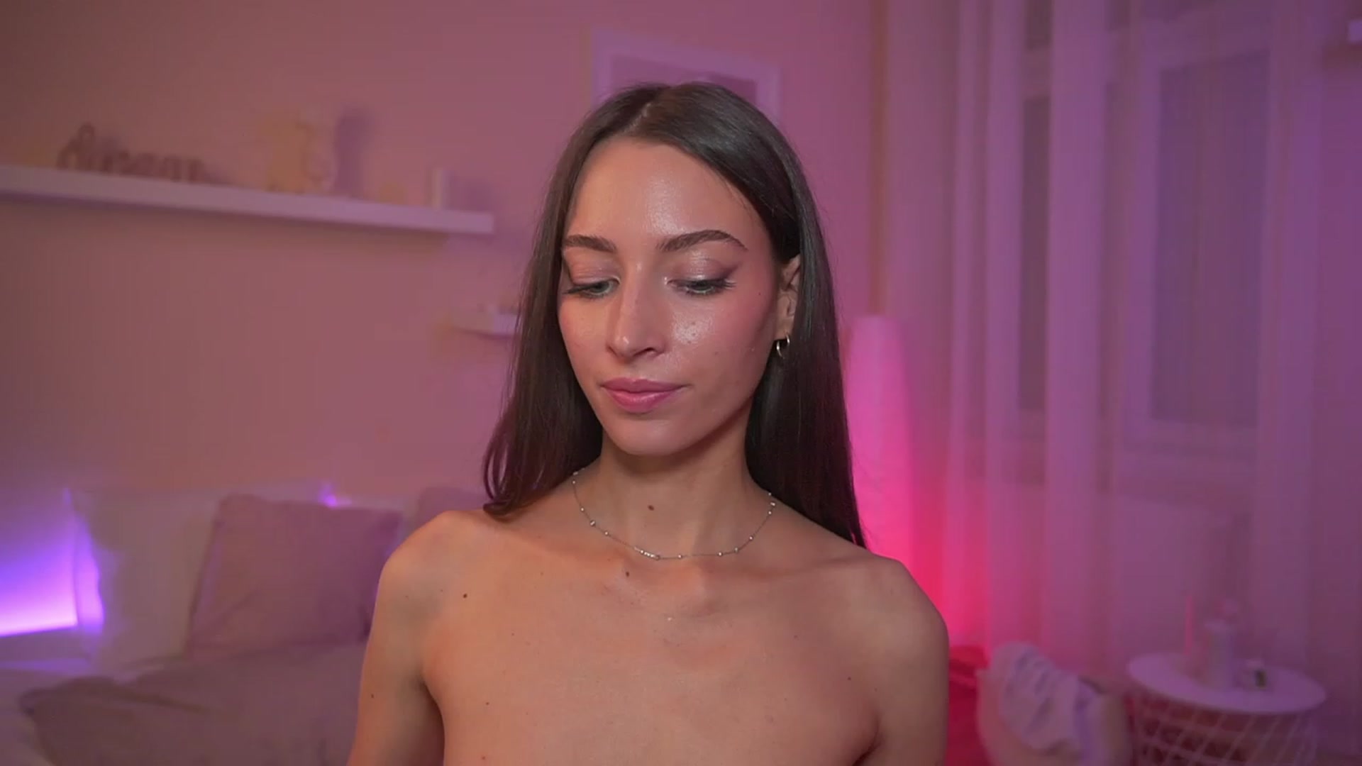 Gallery image thumbnail from Emily_grey69's myfreecams stream on, 12/20/2023, 16:36 image 14 of 20