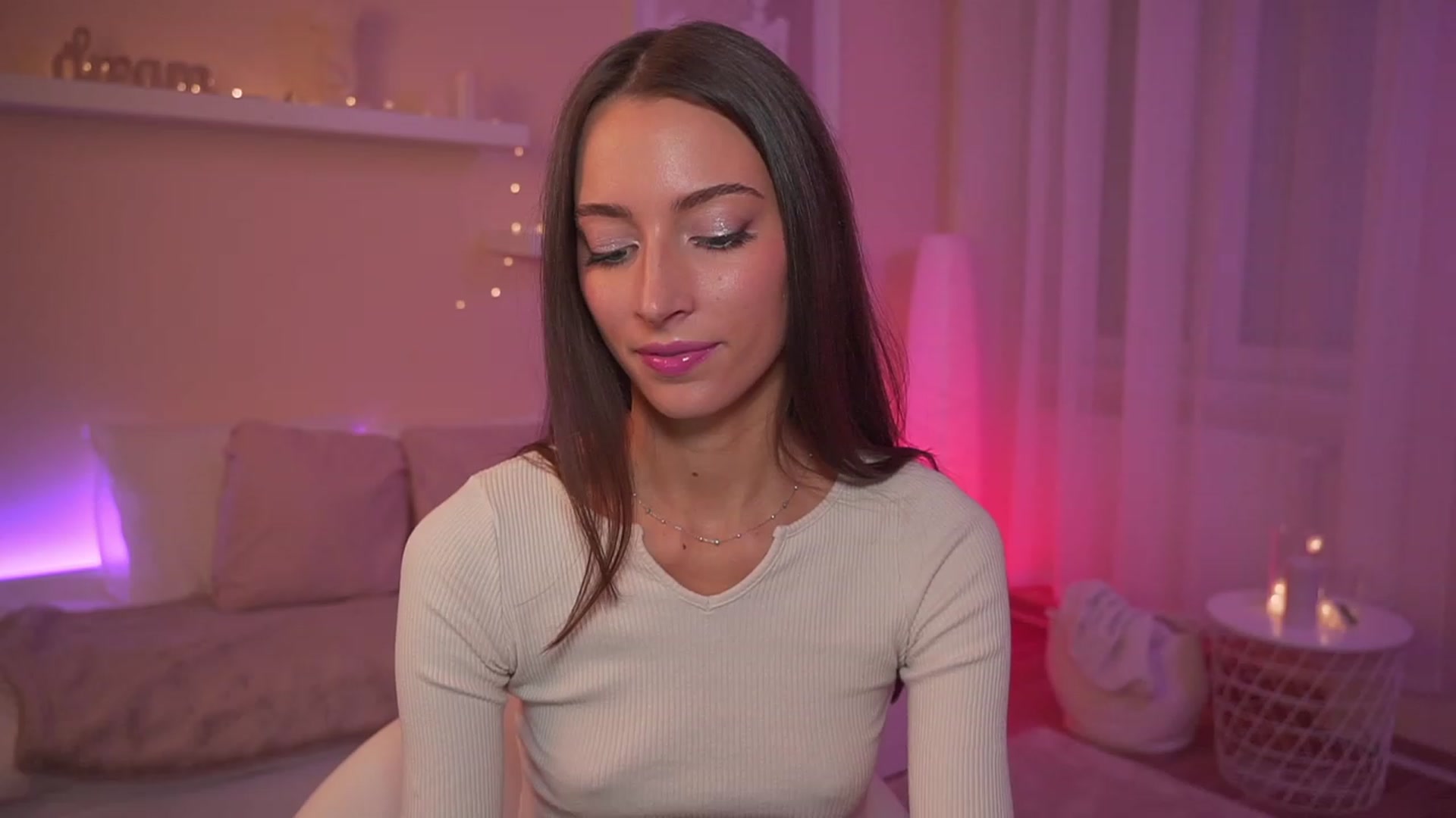 Gallery image thumbnail from Emily_grey69's myfreecams stream on, 12/21/2023, 17:08 image 2 of 20
