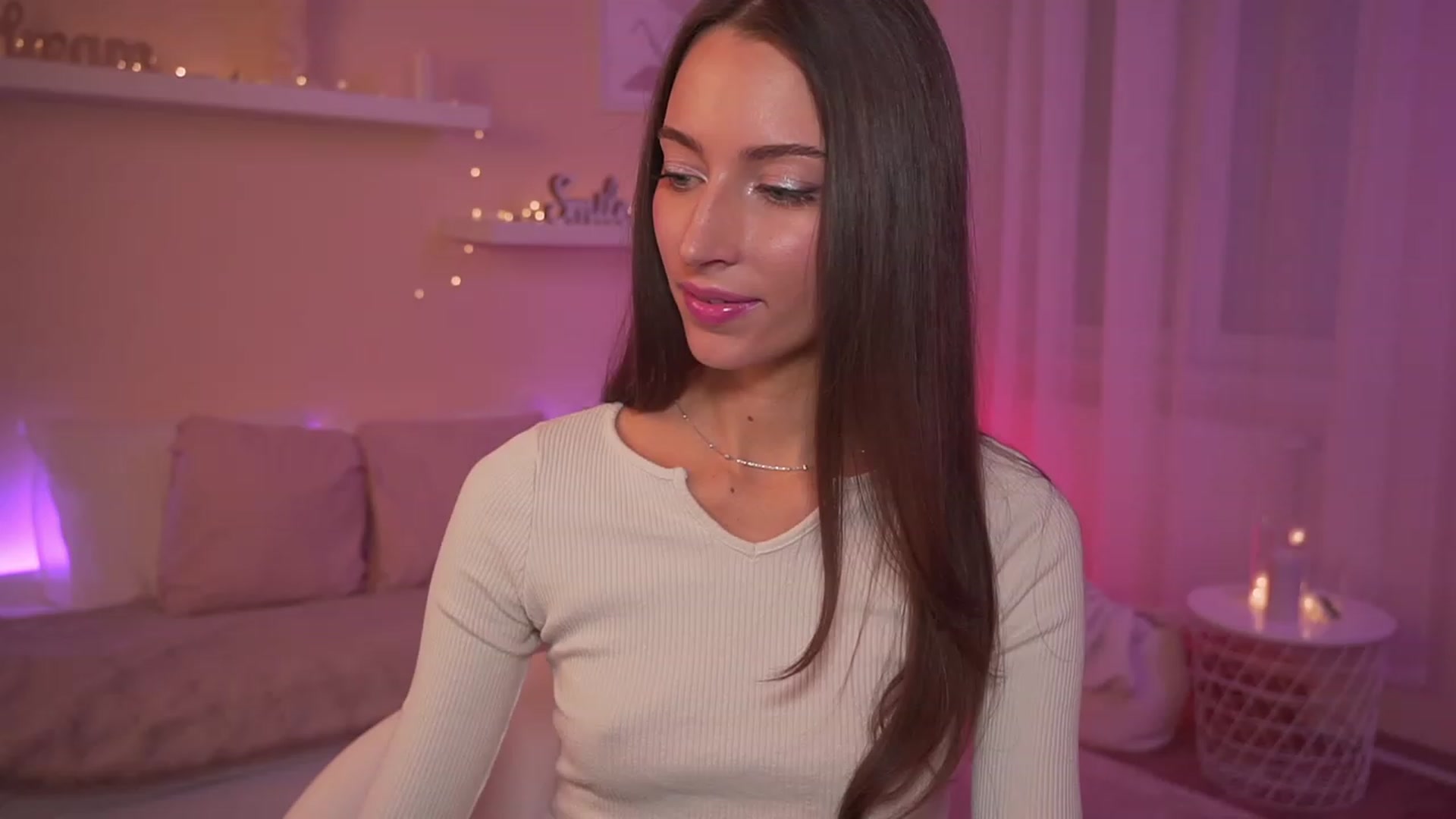 Gallery image thumbnail from Emily_grey69's myfreecams stream on, 12/21/2023, 17:08 image 18 of 20