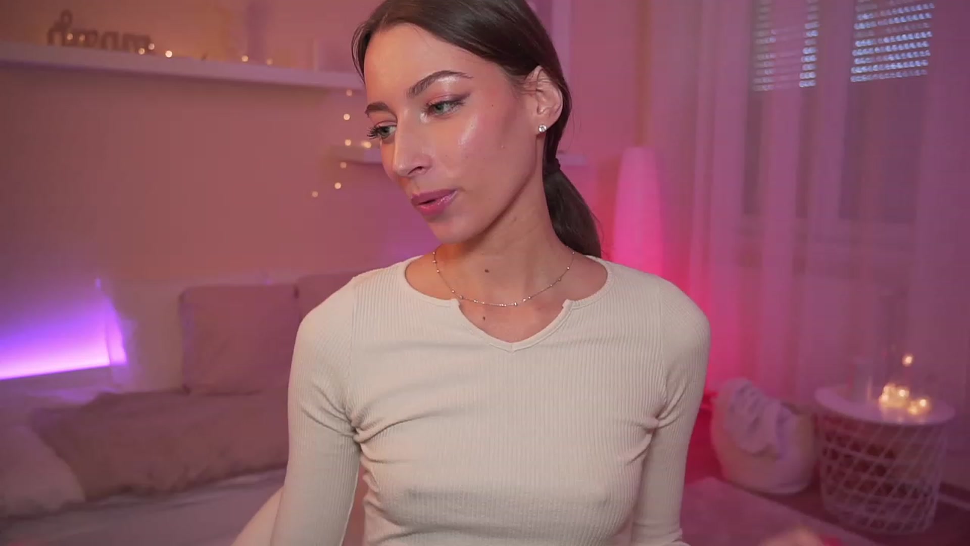 Gallery image thumbnail from Emily_grey69's myfreecams stream on, 01/01/2024, 12:44 image 17 of 20