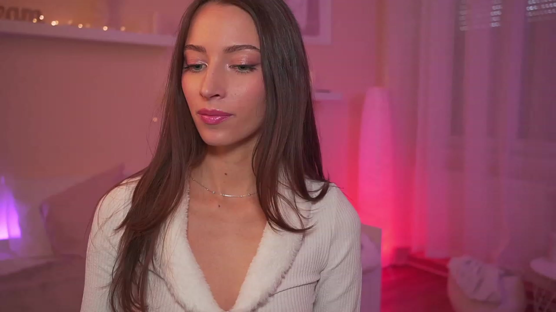 Gallery image thumbnail from Emily_grey69's myfreecams stream on, 01/03/2024, 12:23 image 2 of 20