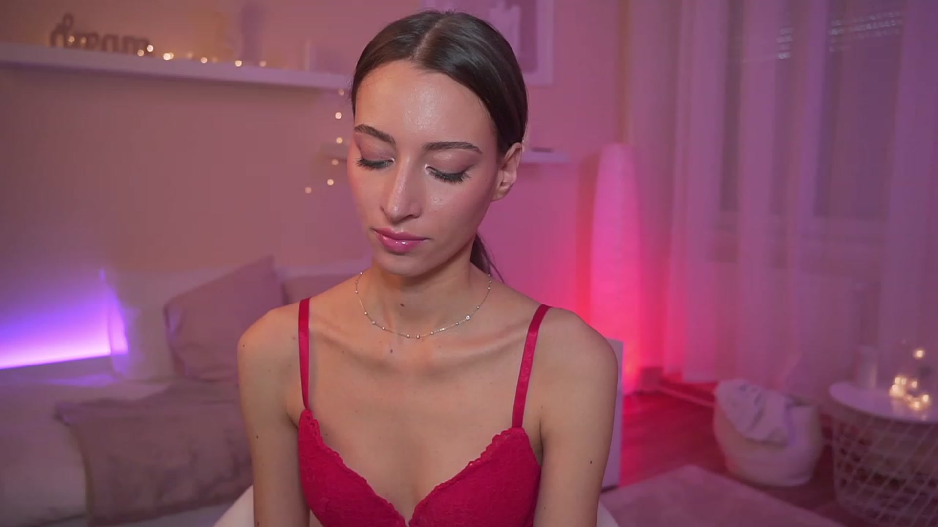Gallery image thumbnail from Emily_grey69's myfreecams stream on, 01/03/2024, 14:49 image 20 of 20