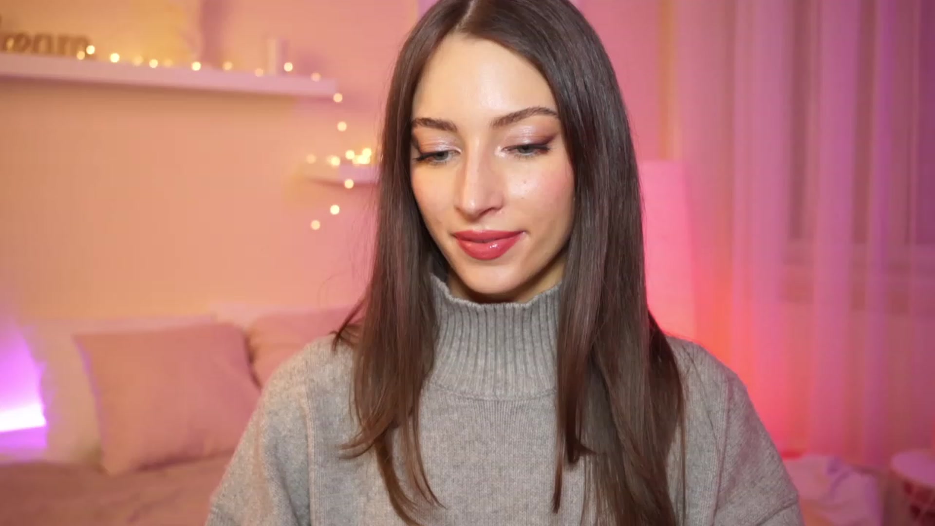 Gallery image thumbnail from Emily_grey69's myfreecams stream on, 01/08/2024, 19:38 image 4 of 20