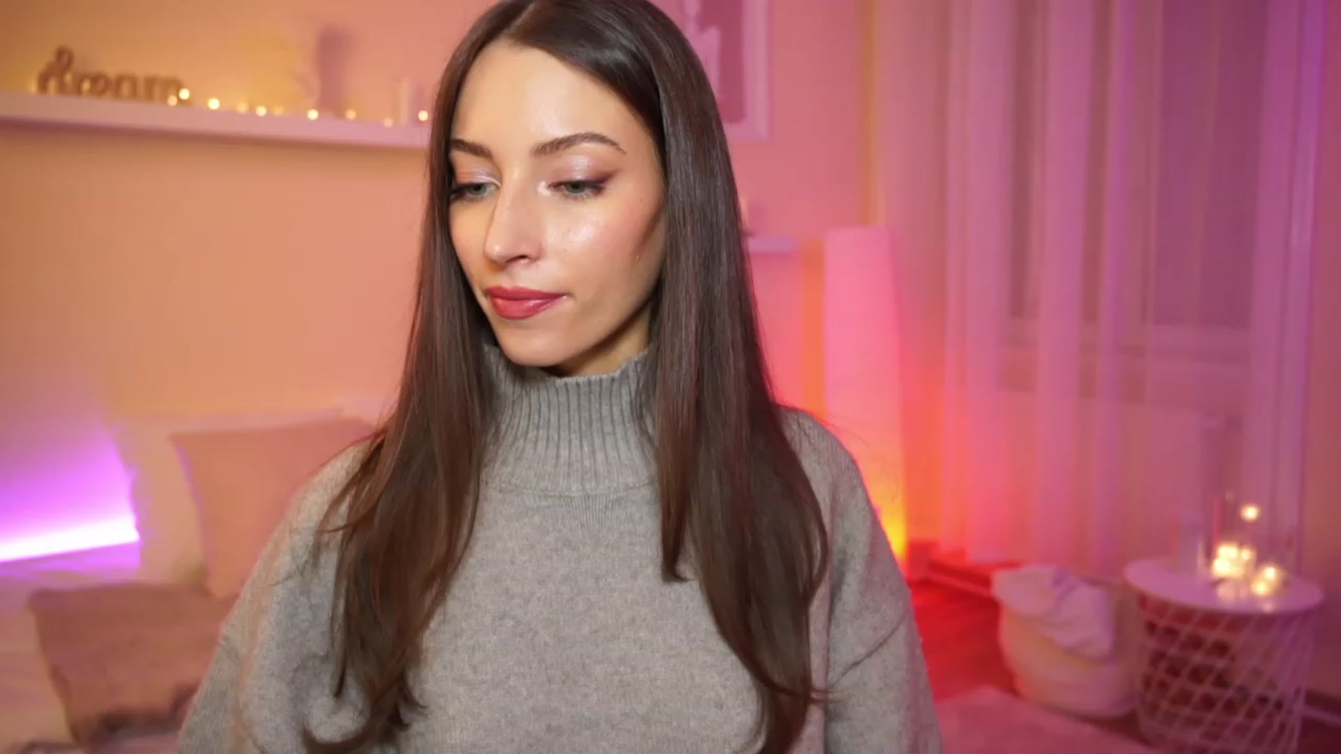 Gallery image thumbnail from Emily_grey69's myfreecams stream on, 01/08/2024, 19:38 image 15 of 20