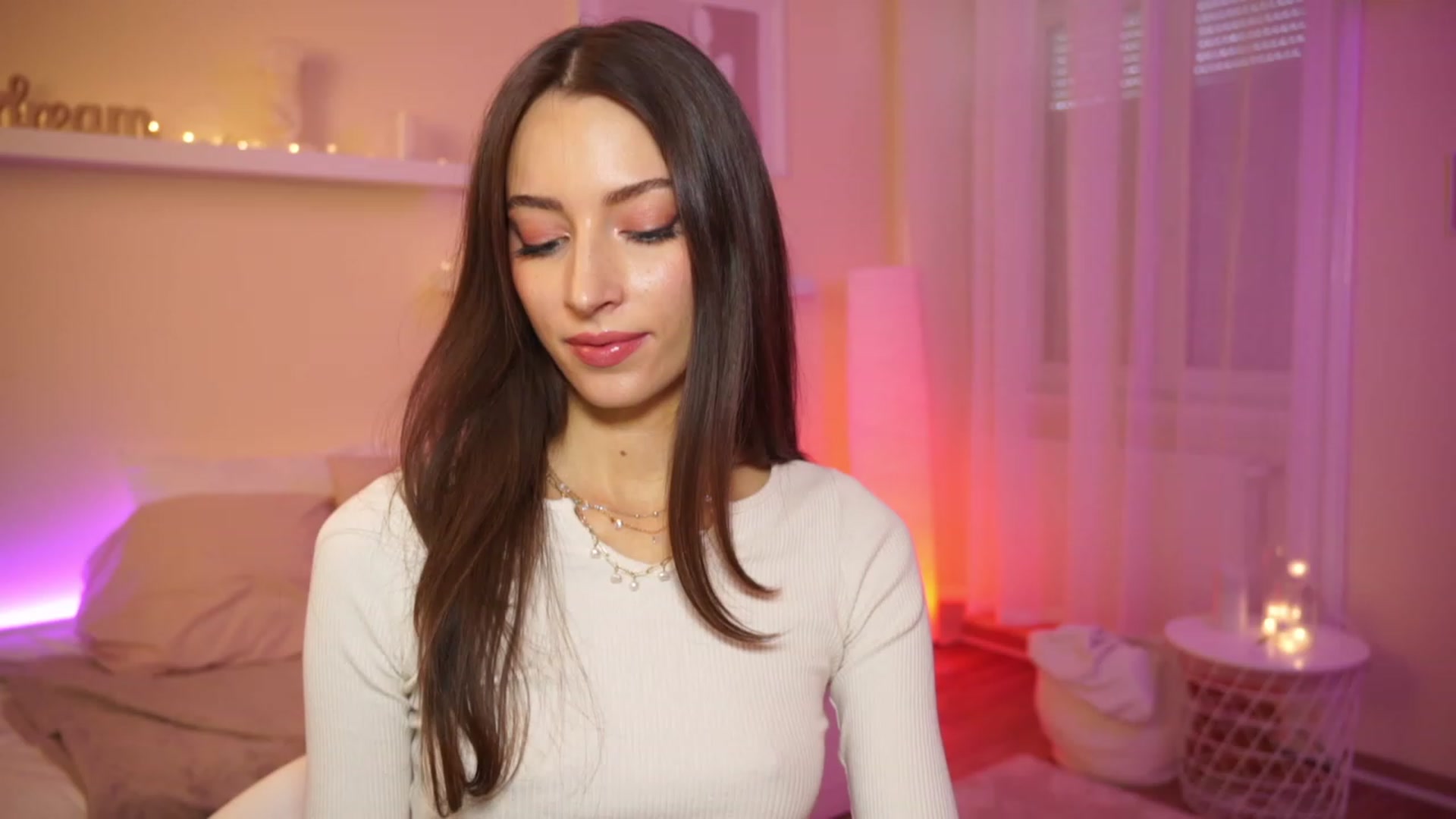 Gallery image thumbnail from Emily_grey69's myfreecams stream on, 01/09/2024, 12:29 image 8 of 20