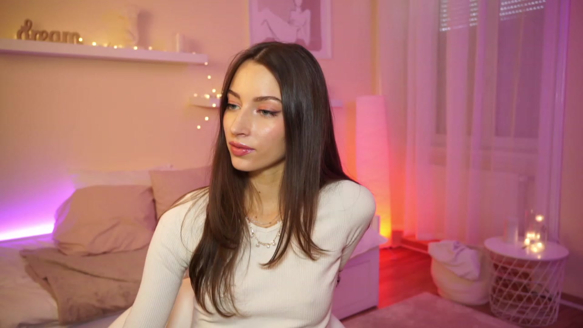 Gallery image thumbnail from Emily_grey69's myfreecams stream on, 01/09/2024, 12:29 image 2 of 20