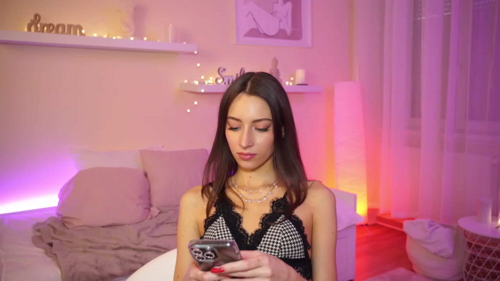 Gallery image thumbnail from Emily_grey69's myfreecams stream on, 01/09/2024, 15:26 image 13 of 20