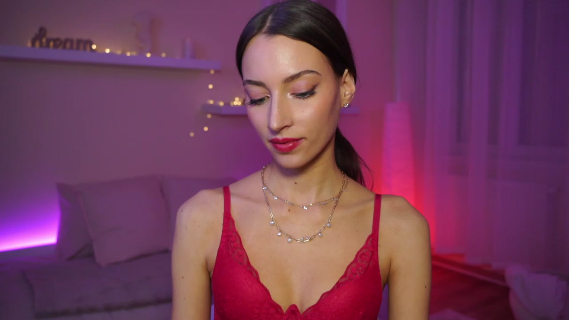 Gallery image thumbnail from Emily_grey69's myfreecams stream on, 01/12/2024, 15:19 image 13 of 20