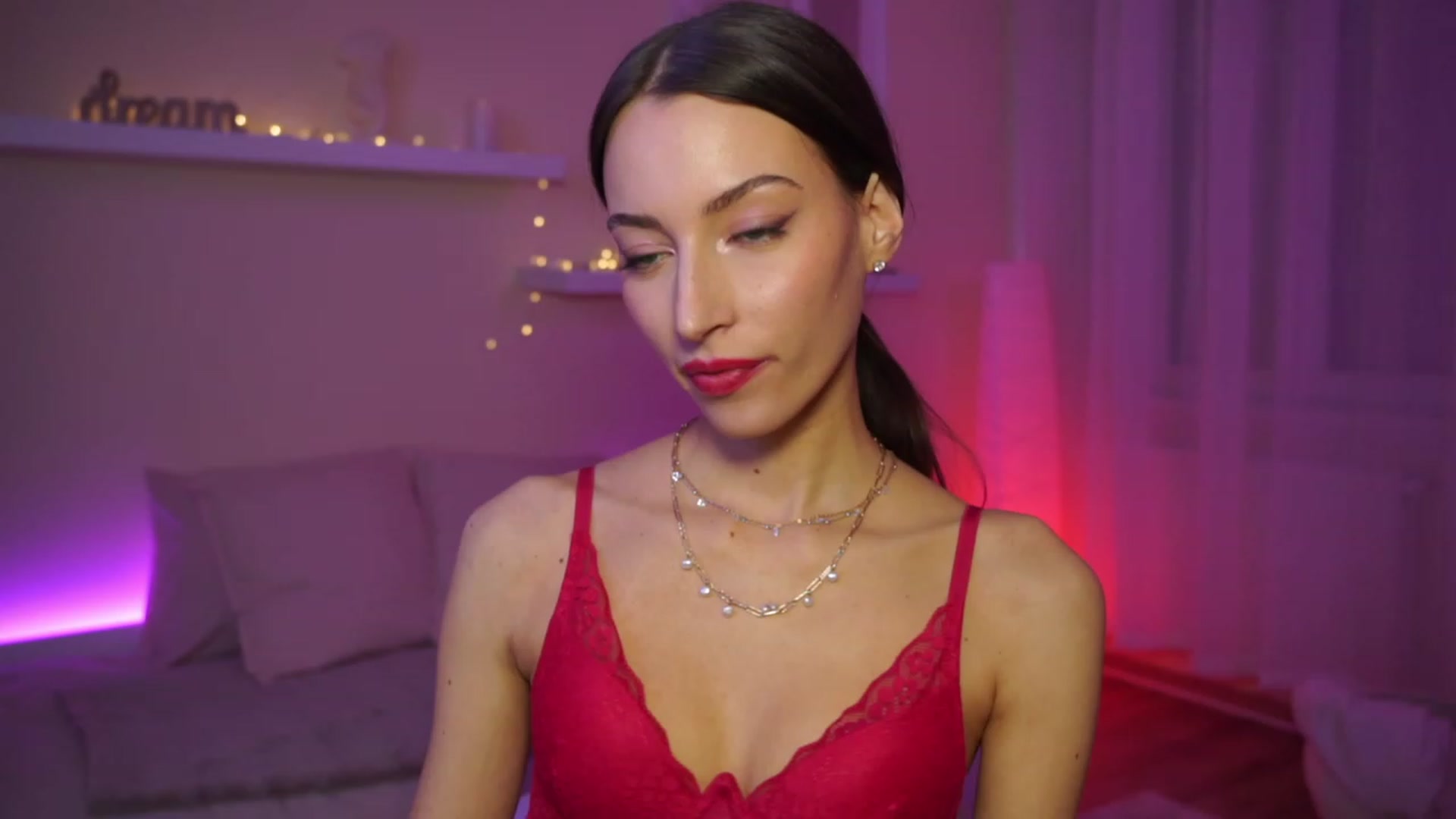 Gallery image thumbnail from Emily_grey69's myfreecams stream on, 01/12/2024, 15:19 image 14 of 20