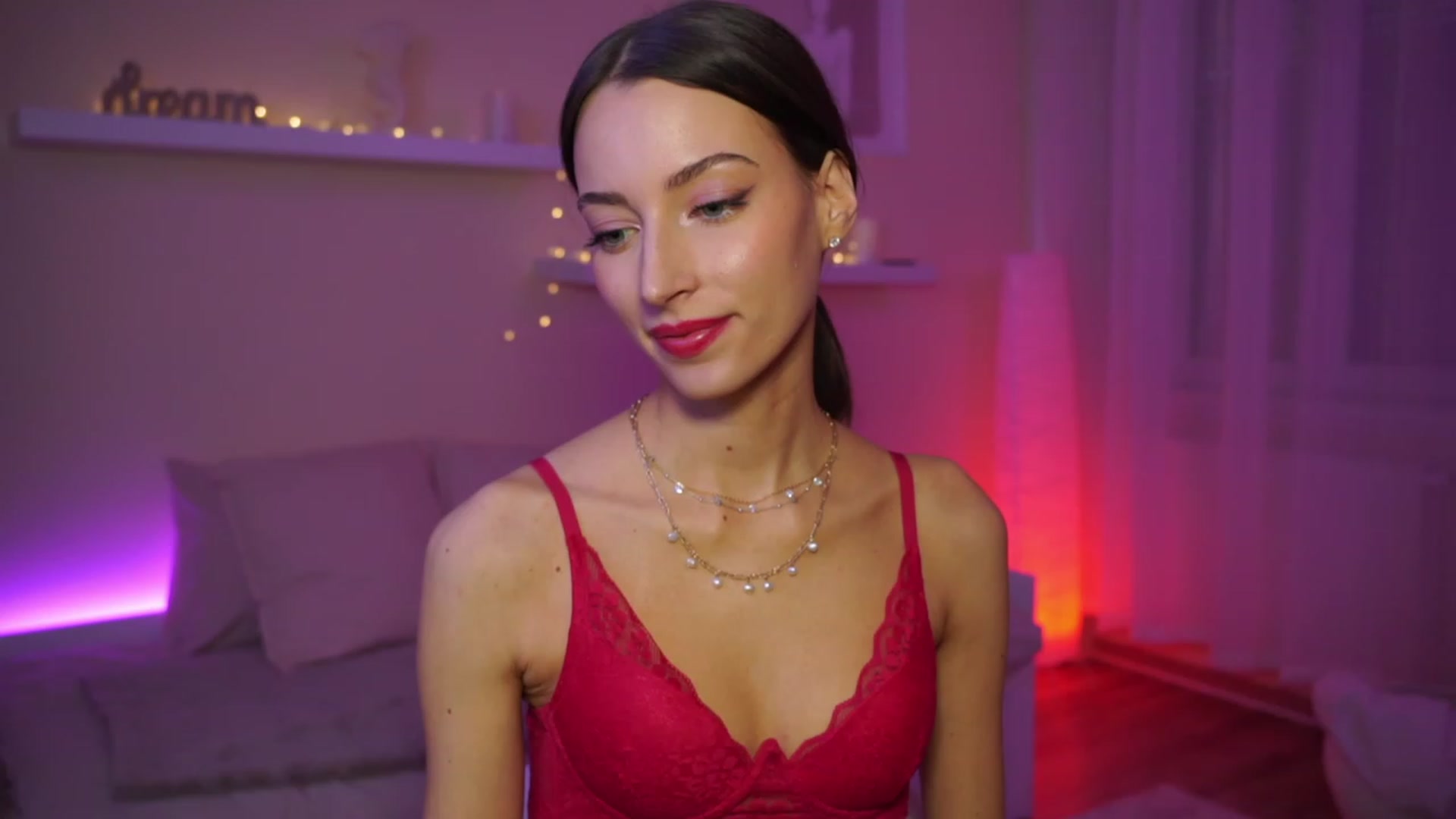 Gallery image thumbnail from Emily_grey69's myfreecams stream on, 01/12/2024, 15:19 image 8 of 20