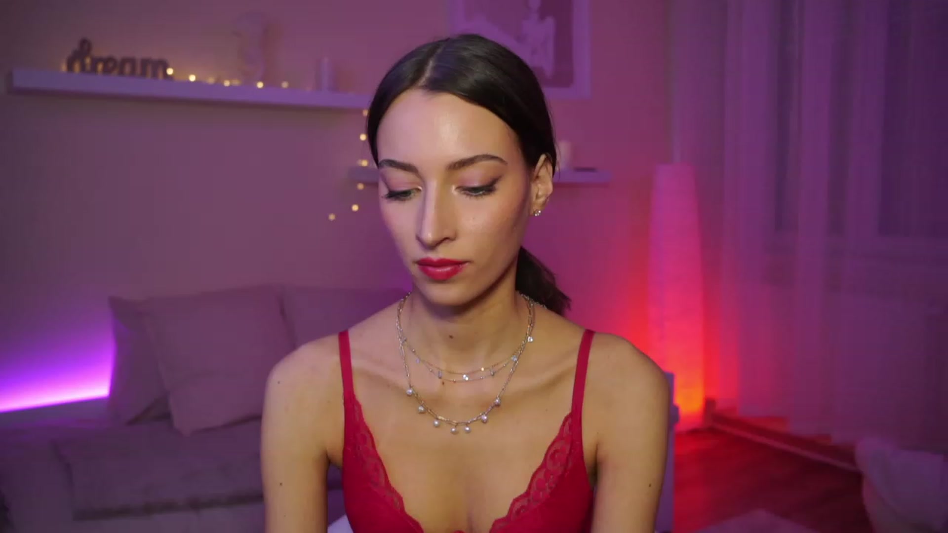 Gallery image thumbnail from Emily_grey69's myfreecams stream on, 01/12/2024, 15:19 image 10 of 20