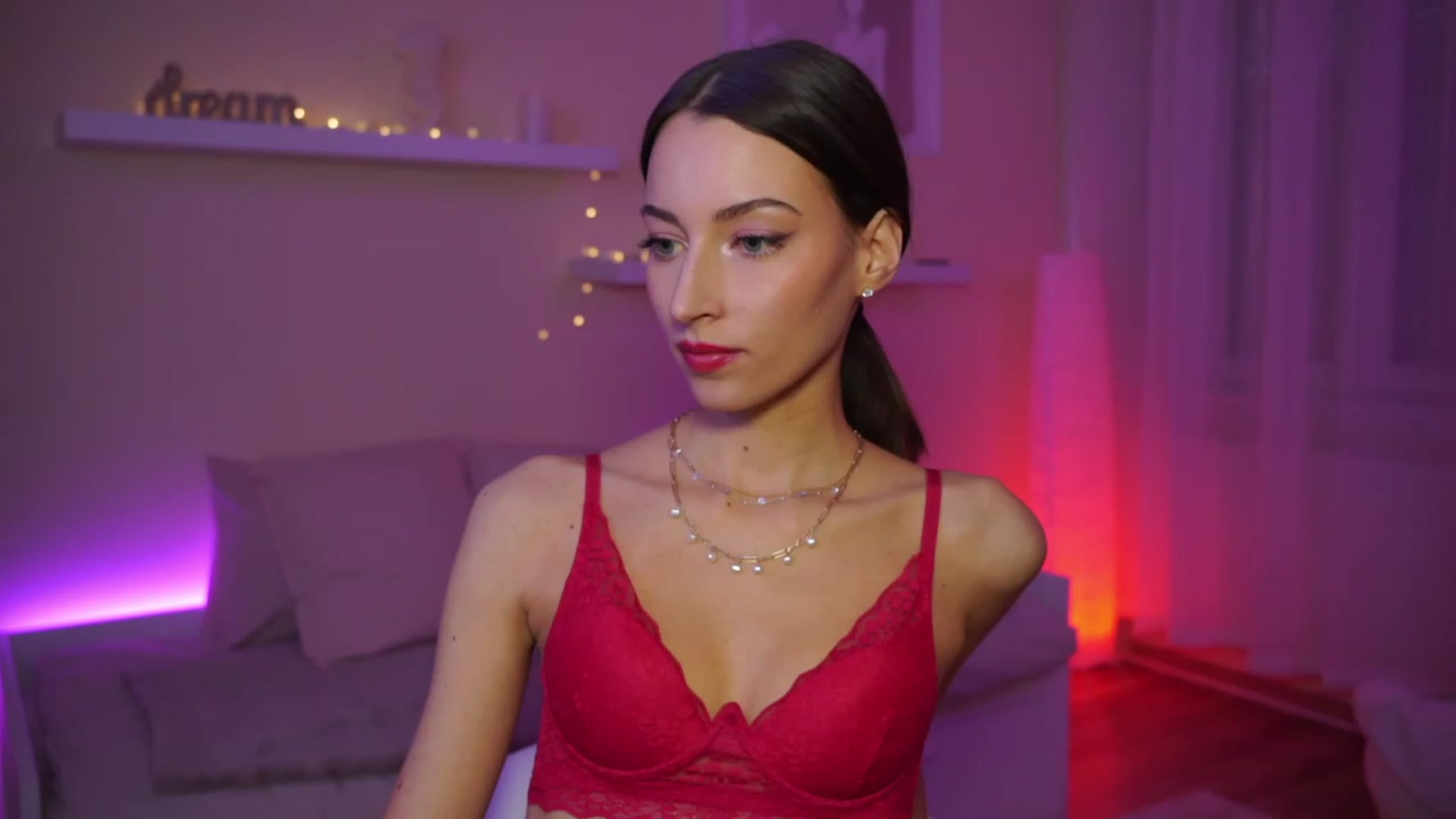 Gallery image thumbnail from Emily_grey69's myfreecams stream on, 01/12/2024, 15:19 image 7 of 20