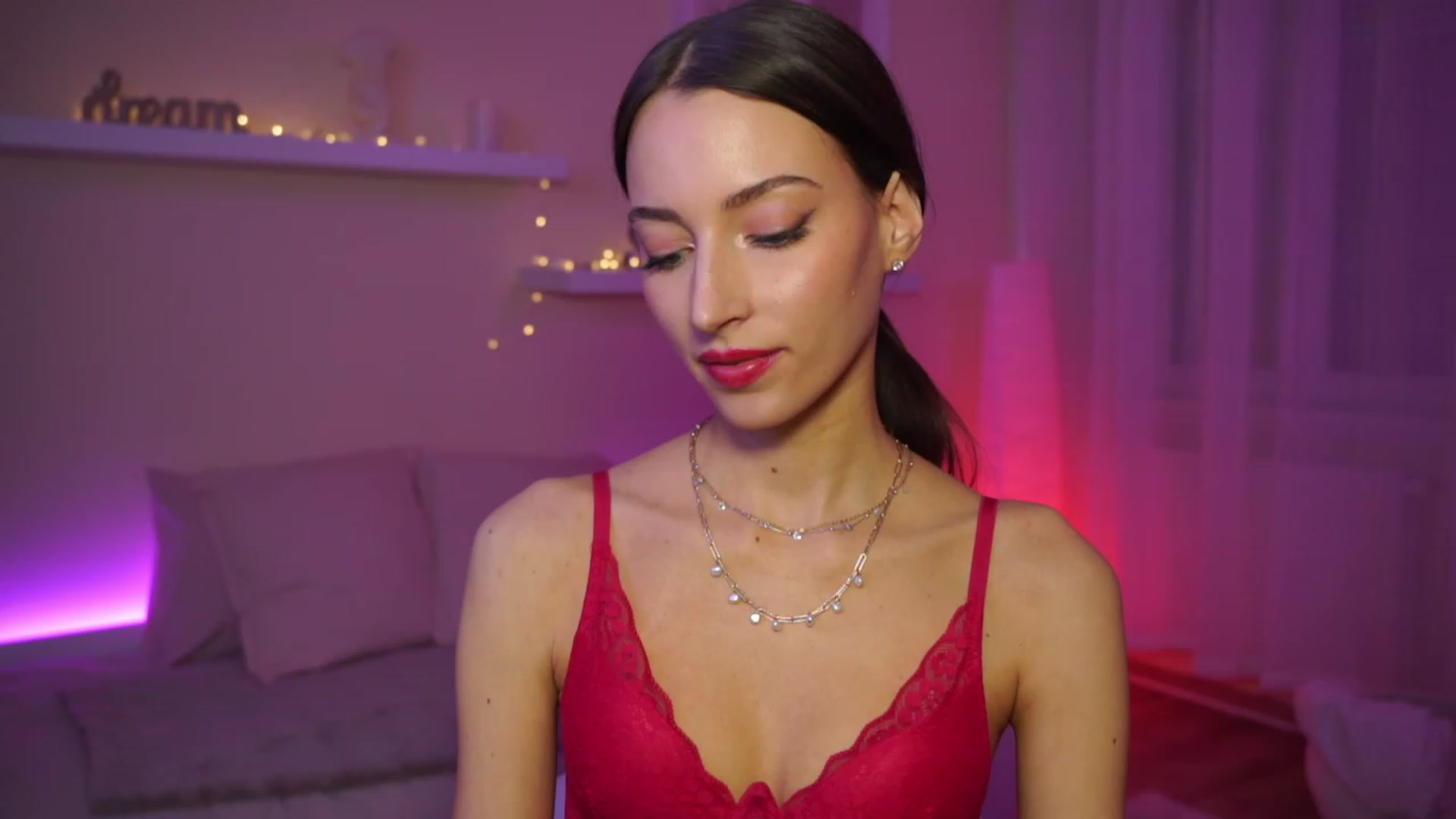 Gallery image thumbnail from Emily_grey69's myfreecams stream on, 01/12/2024, 15:19 image 12 of 20