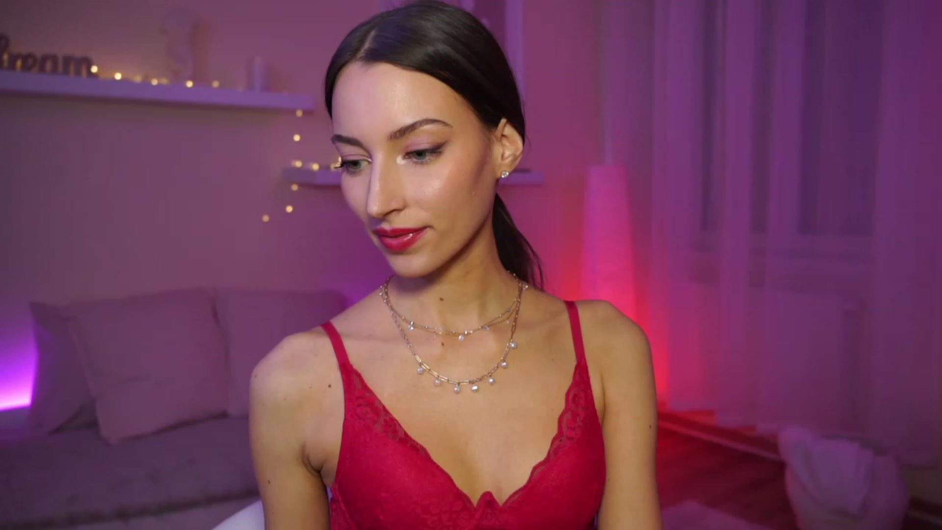 Gallery image thumbnail from Emily_grey69's myfreecams stream on, 01/12/2024, 15:19 image 19 of 20