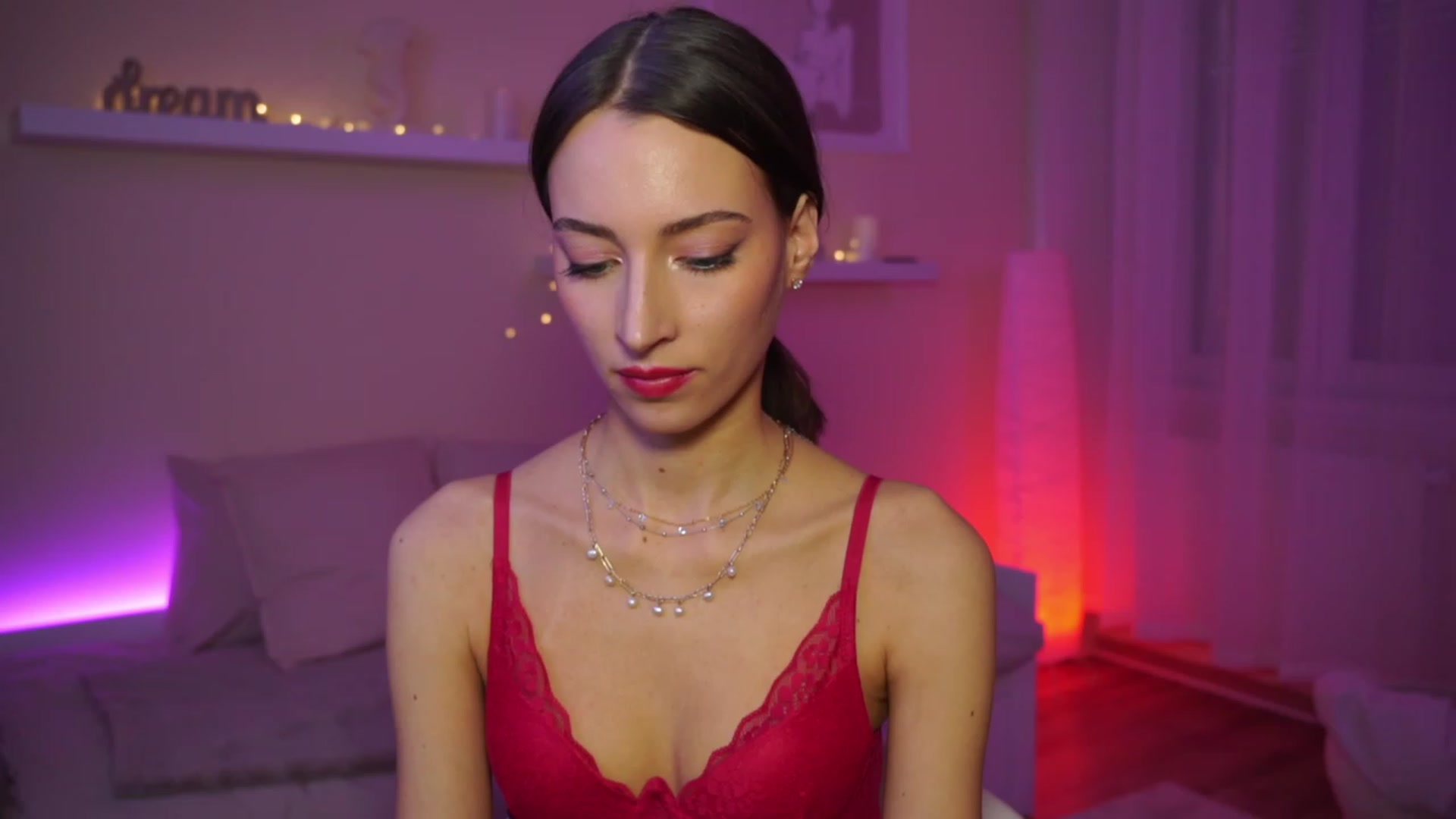 Gallery image thumbnail from Emily_grey69's myfreecams stream on, 01/12/2024, 15:19 image 9 of 20
