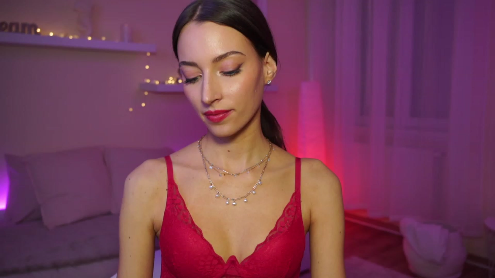 Gallery image thumbnail from Emily_grey69's myfreecams stream on, 01/12/2024, 15:19 image 18 of 20