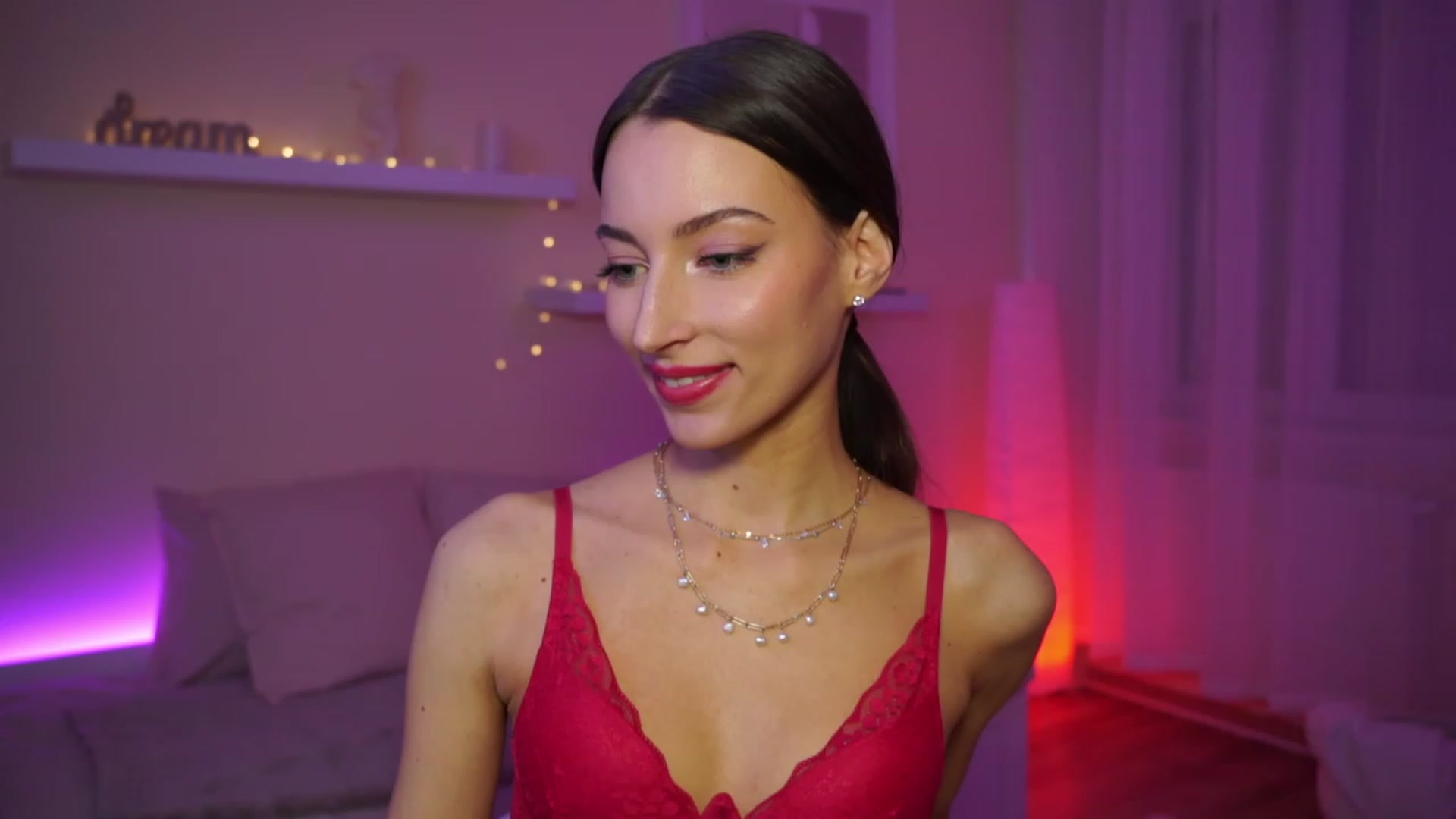 Gallery image thumbnail from Emily_grey69's myfreecams stream on, 01/12/2024, 15:19 image 16 of 20