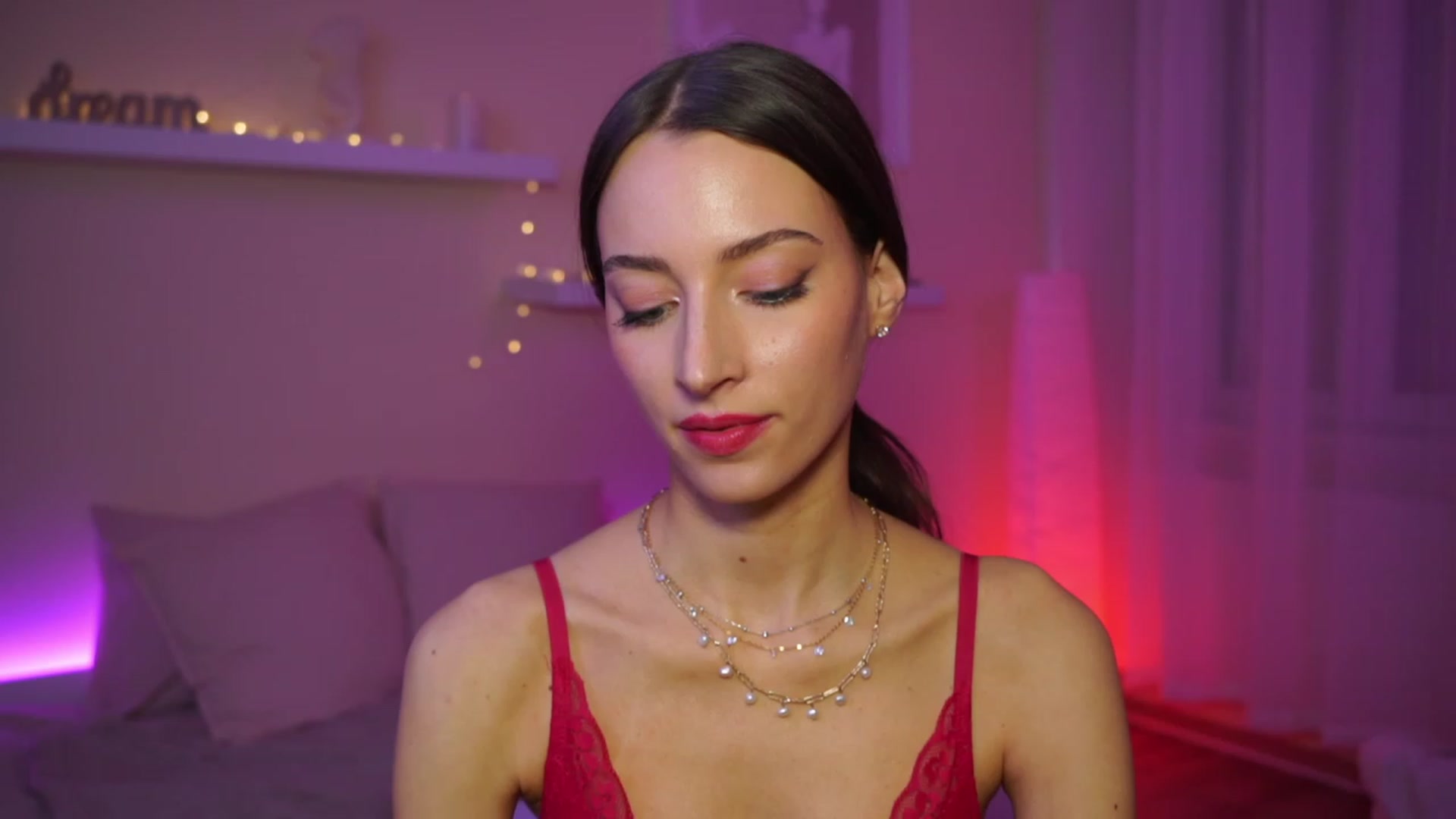 Gallery image thumbnail from Emily_grey69's myfreecams stream on, 01/12/2024, 18:36 image 3 of 20