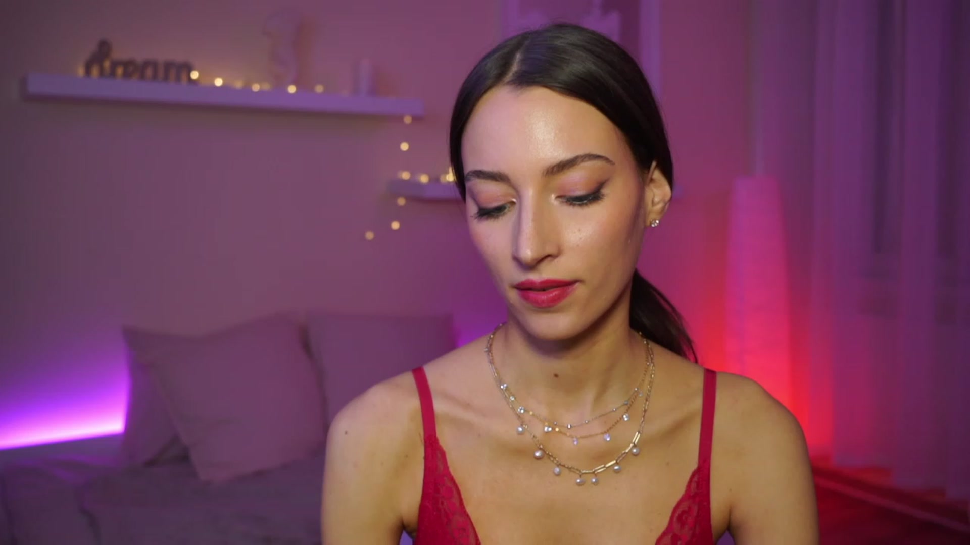 Gallery image thumbnail from Emily_grey69's myfreecams stream on, 01/12/2024, 18:36 image 4 of 20