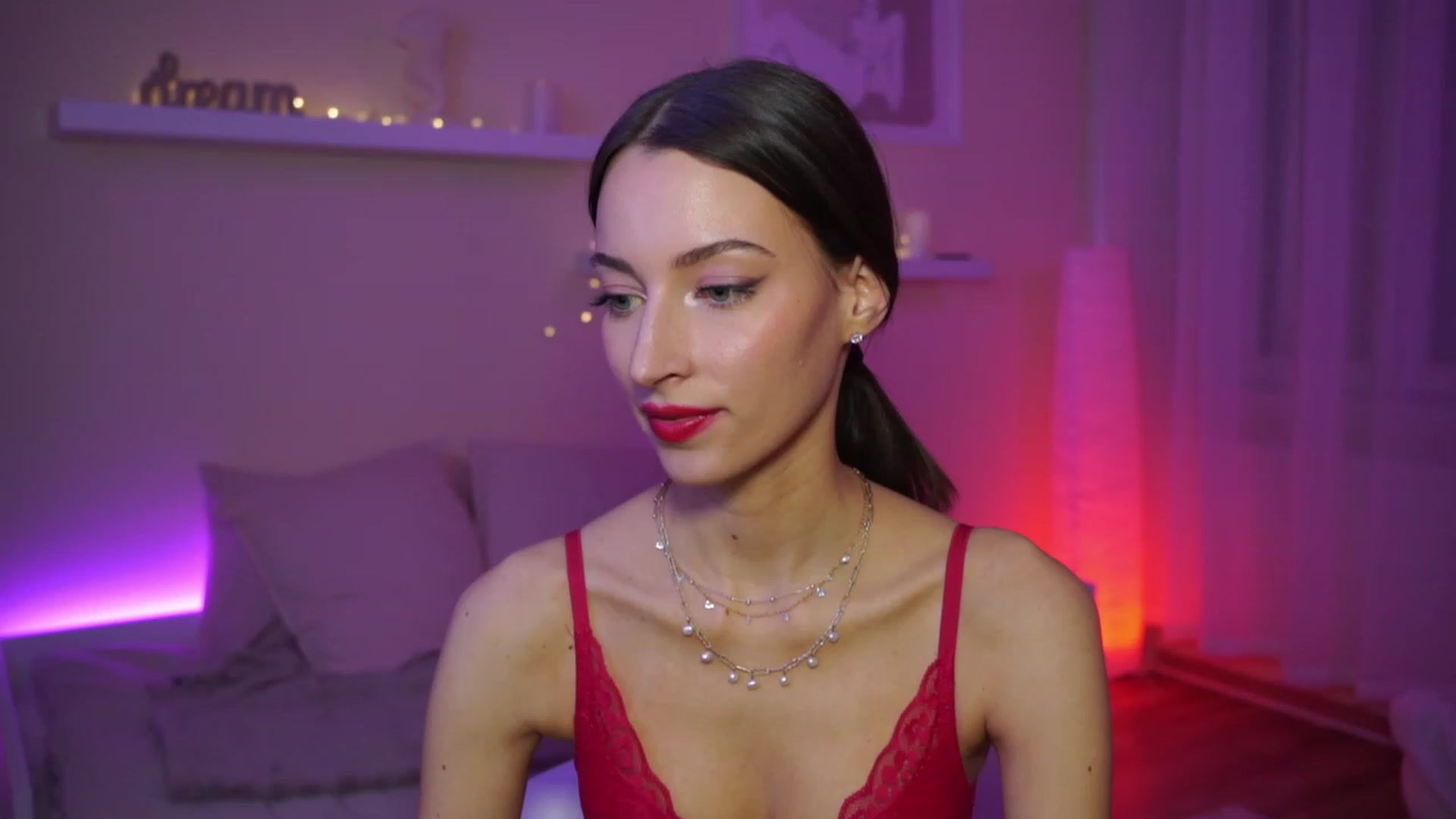 Gallery image thumbnail from Emily_grey69's myfreecams stream on, 01/12/2024, 18:36 image 11 of 20