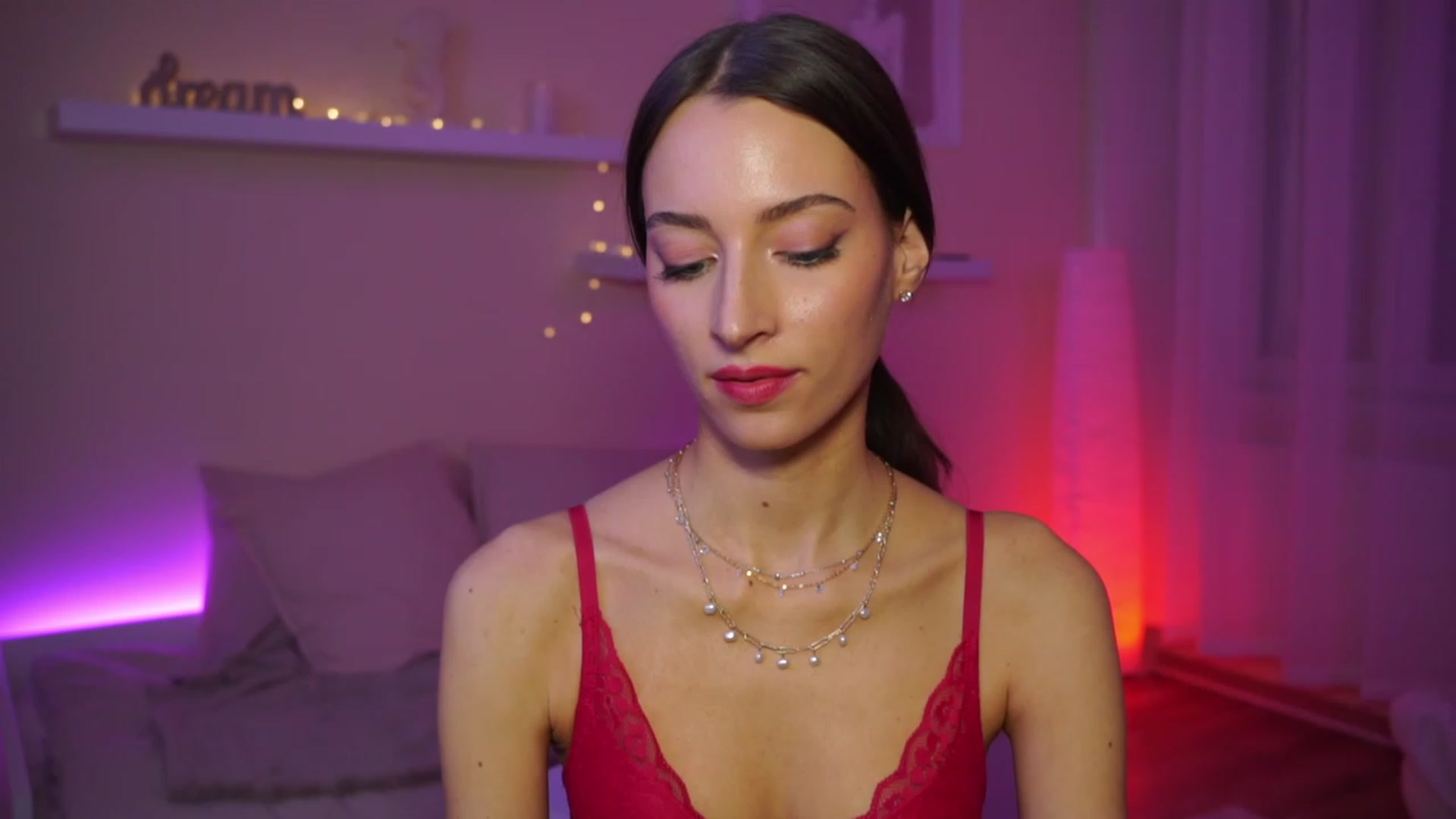Gallery image thumbnail from Emily_grey69's myfreecams stream on, 01/12/2024, 18:36 image 10 of 20